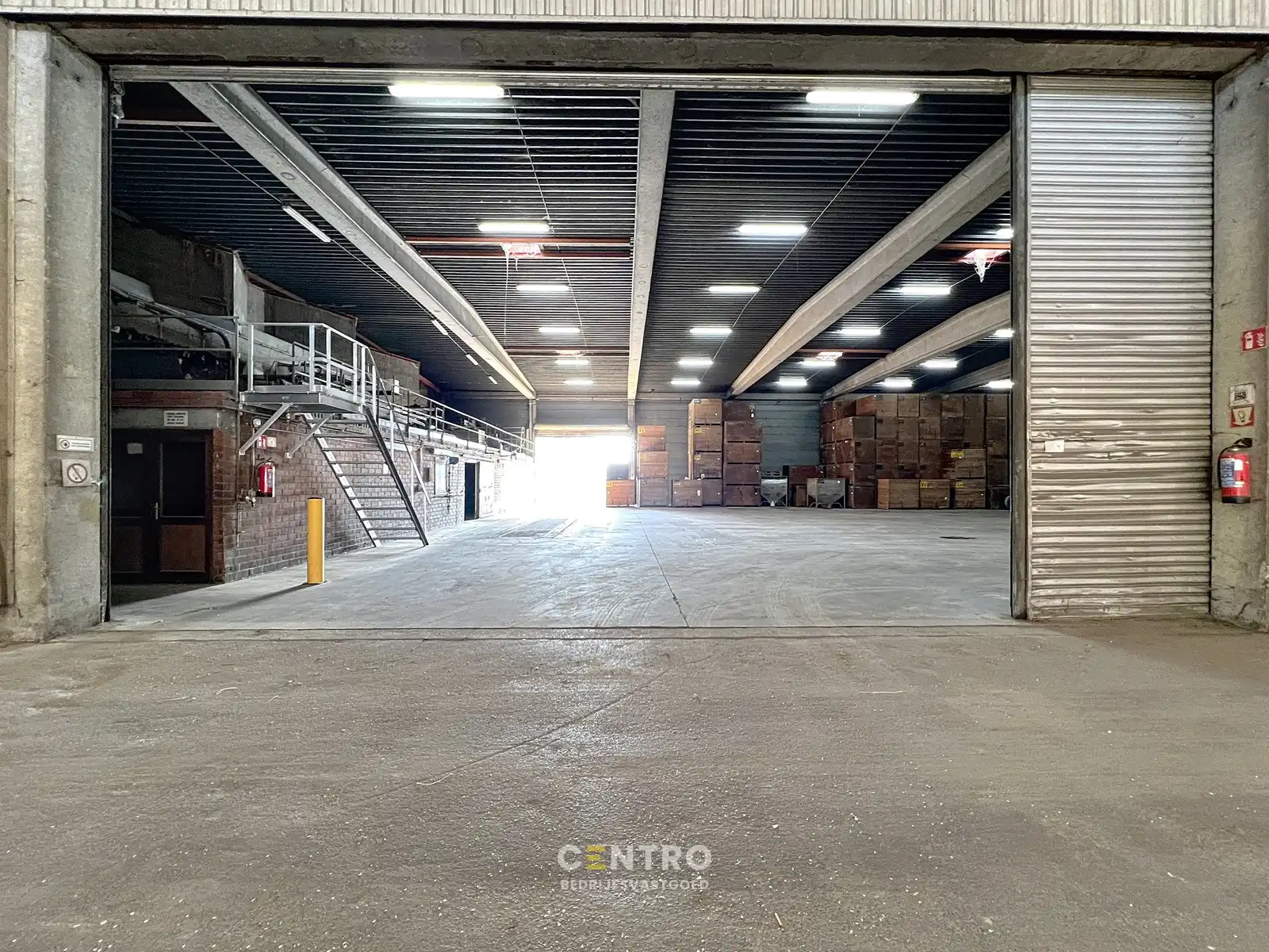 Magazijn van 830m² (met poort van 11m breedte) TE HUUR , te Kerkhove (Avelgem). foto 7