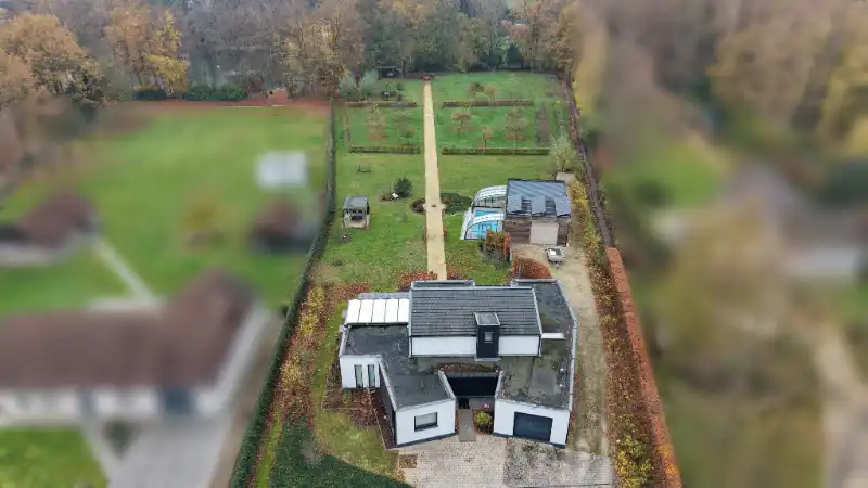 Moderne villa 247m² met bijgebouw-garage en zwembad op 58 are foto 3