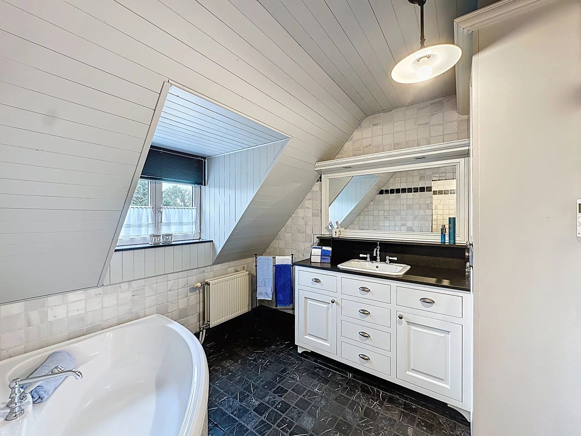 Zeer verzorgde landelijke woning op prachtig perceel met 3 slaapkamers en 2 badkamers. foto 23