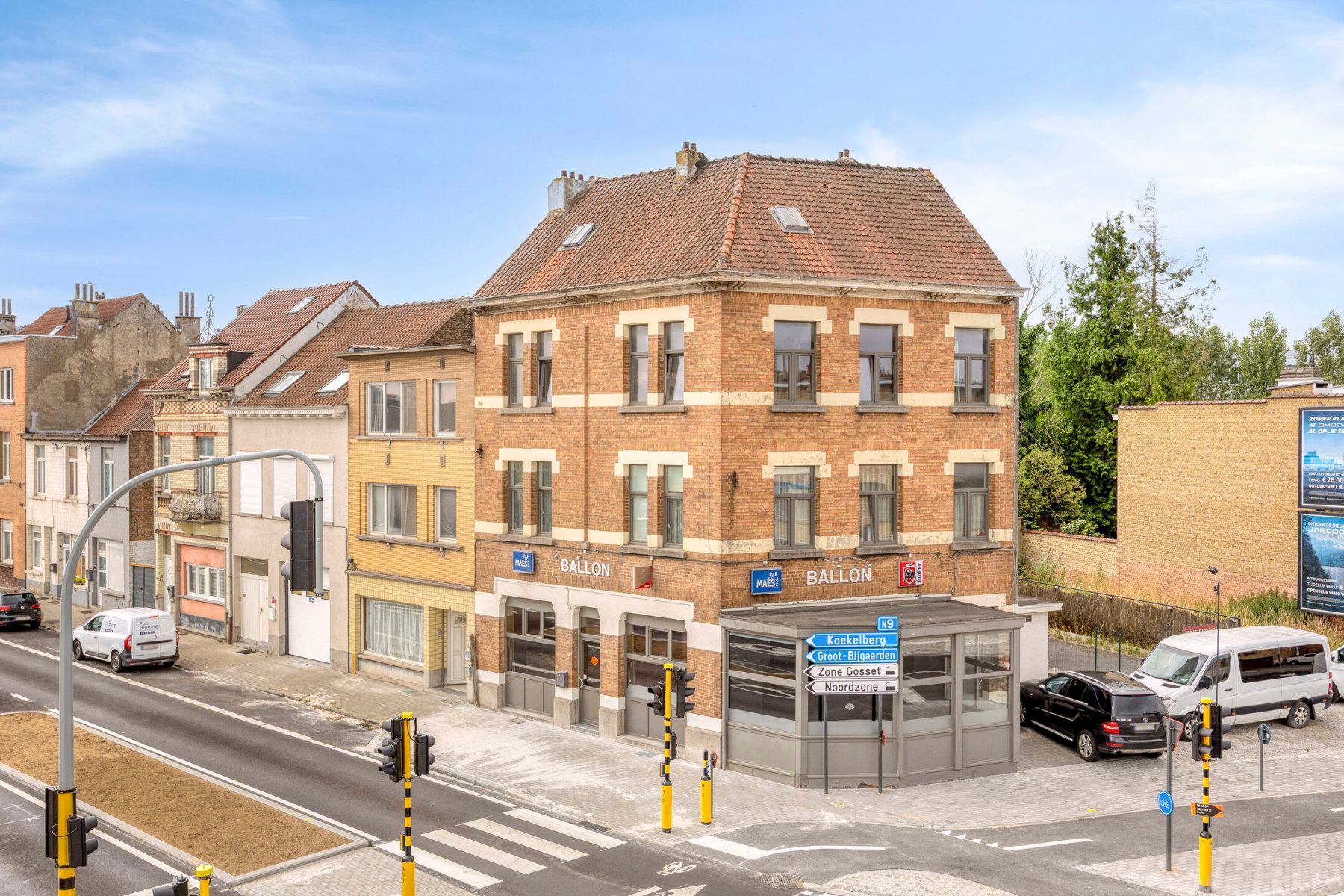 Handelspand met bewoning op topligging foto {{pictureIndex}}