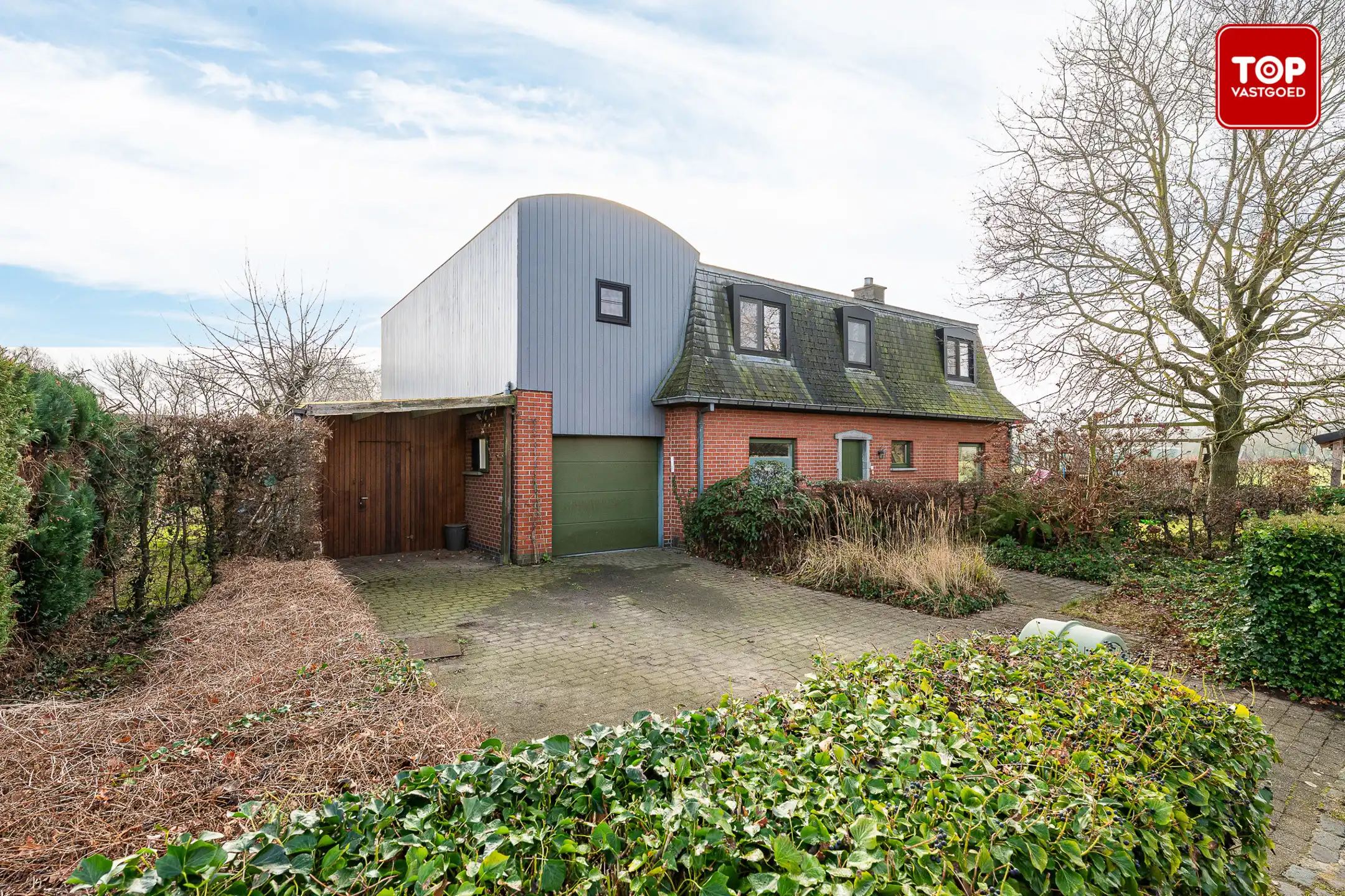 Karakteristieke woning  met 3 slaapkamers en 2 badkamers op riant perceel. foto {{pictureIndex}}