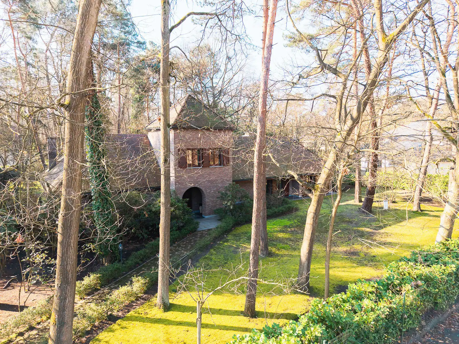 Zéér ruime villa op 3.014m² omgeven door groen foto 2