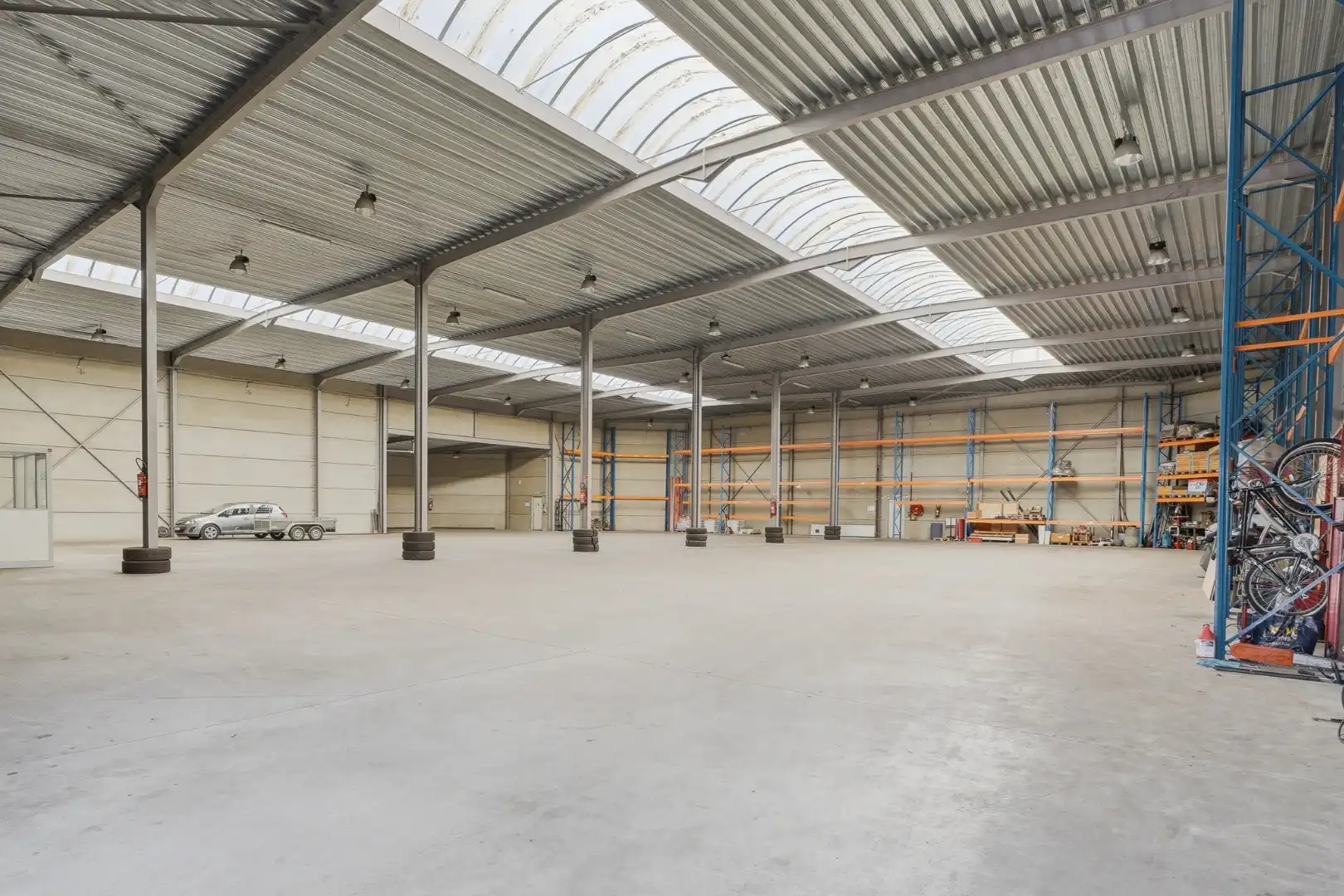 Bedrijfswoning met ruime loods van ca. 1.530 m² in de ambachtelijke zone van Eernegem foto 4