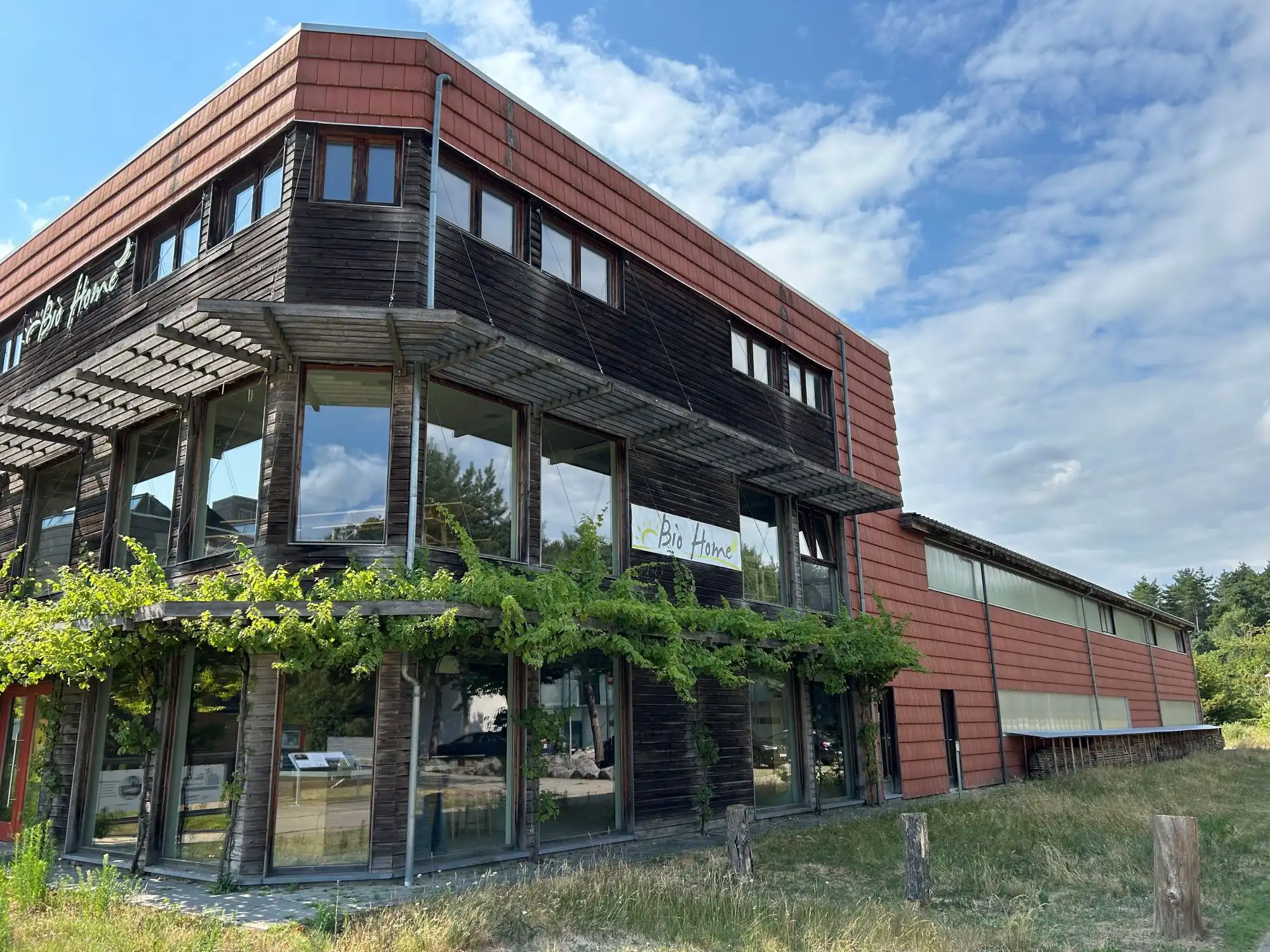 Multifunctioneel bedrijfsgebouw met een oppervlakte van 1510 m² gelegen op Kamp C, Provinciaal Centrum Duurzaam Bouwen en Wonen te Westerlo. foto 2