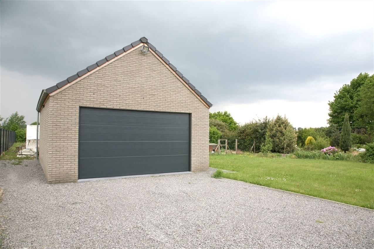 Moderne ruime woning met grote tuin foto 7