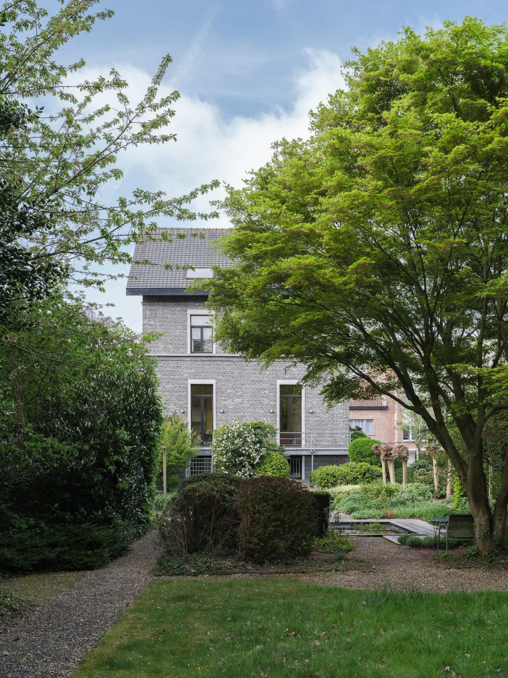 Hoofdfoto van de publicatie: Uitzonderlijke opportuniteit Sint-Amandsberg – ‘Villa Bromelia’ - Statige en ruime woning (437m2 bvo) met een prachtig aangelegde tuin op een boogscheut van het stadscentrum – nabij de Rozenbroeken.
