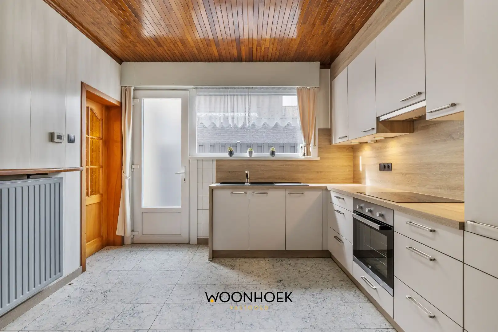 Halfopen bebouwing met 3 slaapkamers & zij-ingang.  foto 8