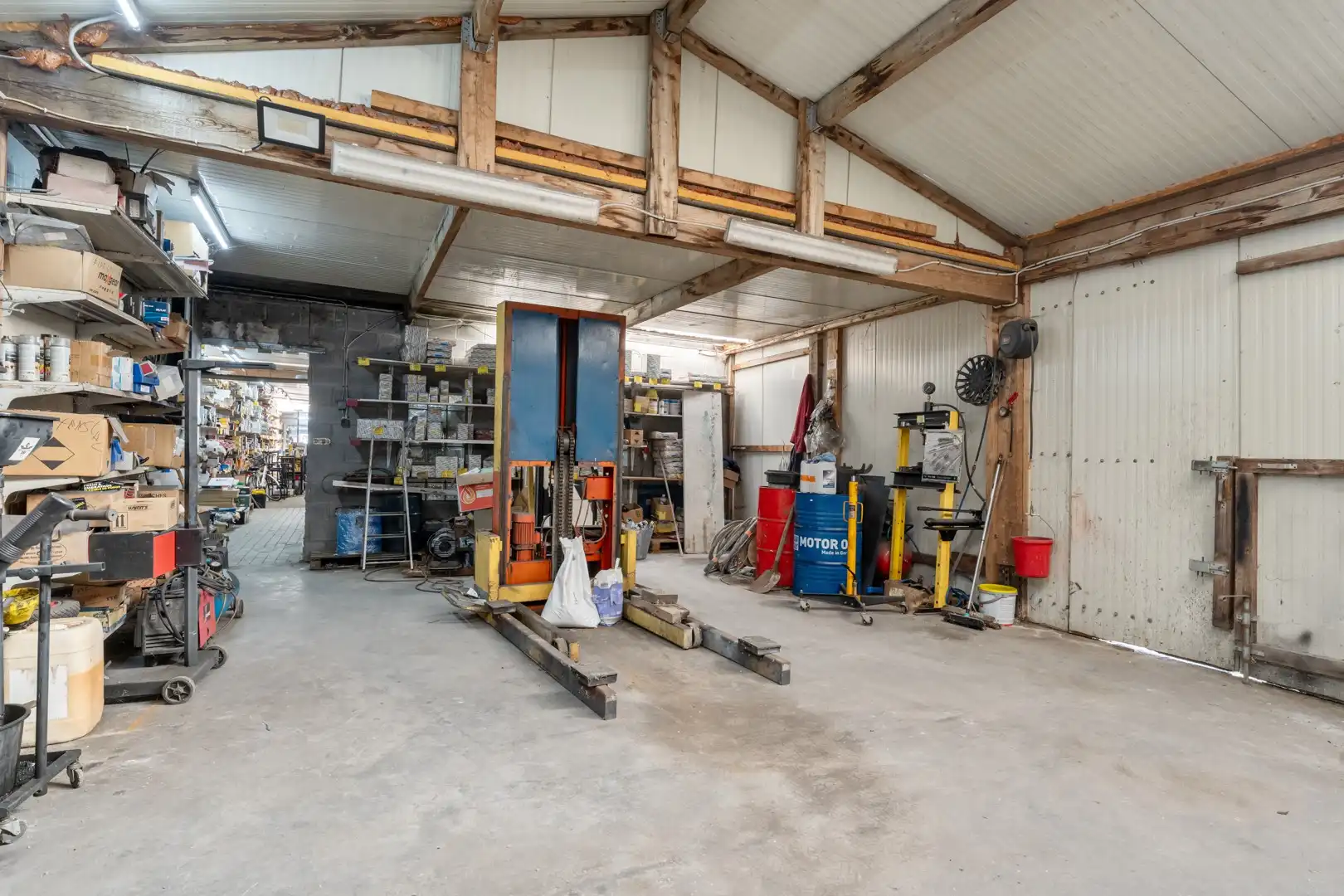 🏢 Handelspand met 2 appartementen, polyvalente ruimte en ruim perceel van 11a 19ca te koop foto 7