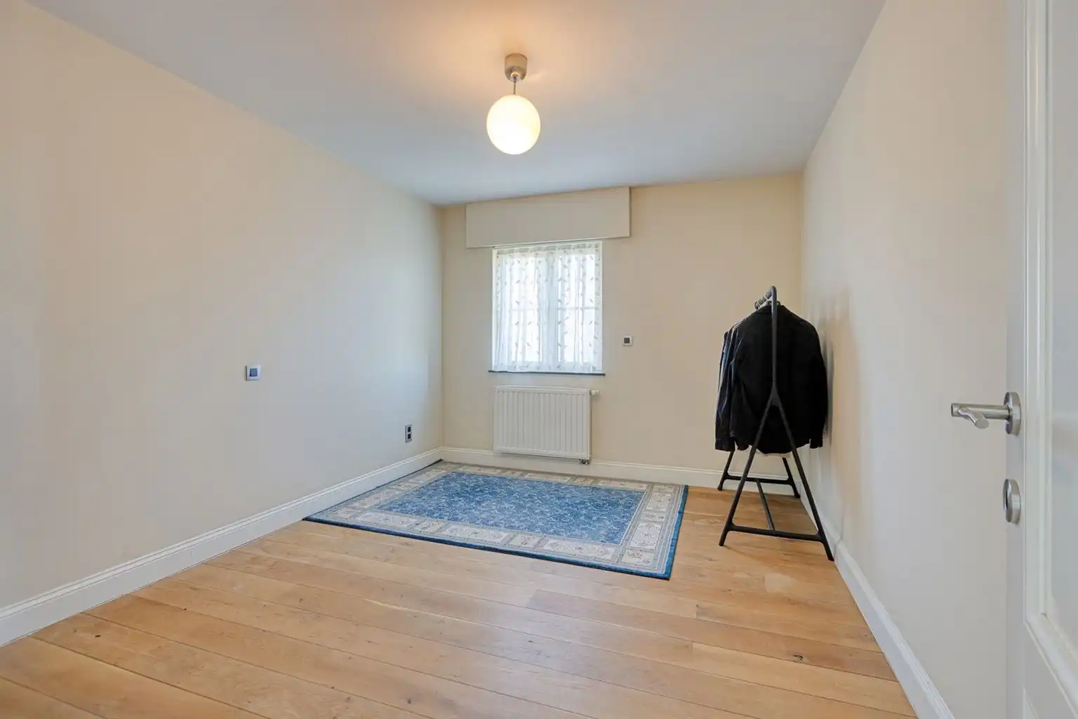 Prachtige vrijstaande villa met 5 (+3) slaapkamers, garage en omheinde tuin, ideaal gelegen op een boogscheut van het centrum van Maaseik.  foto 21