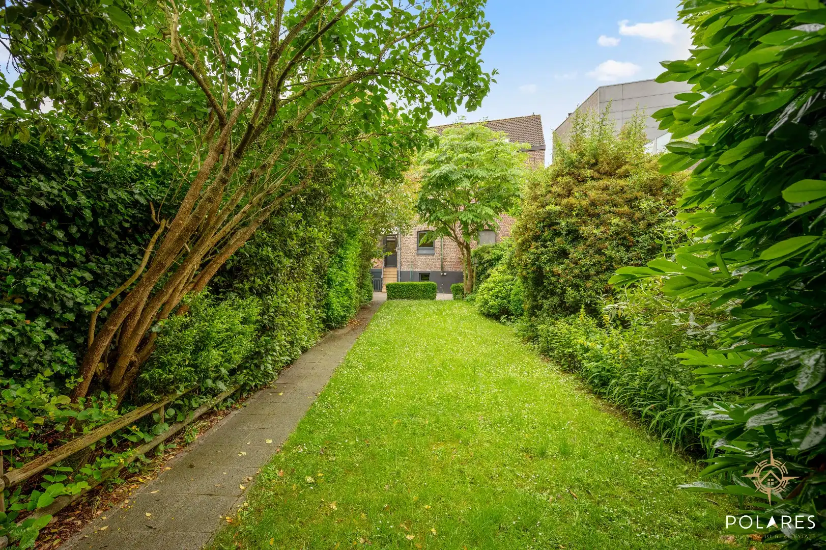 Instapklare rijwoning met 4 slaapkamers en leuke tuin! foto 19