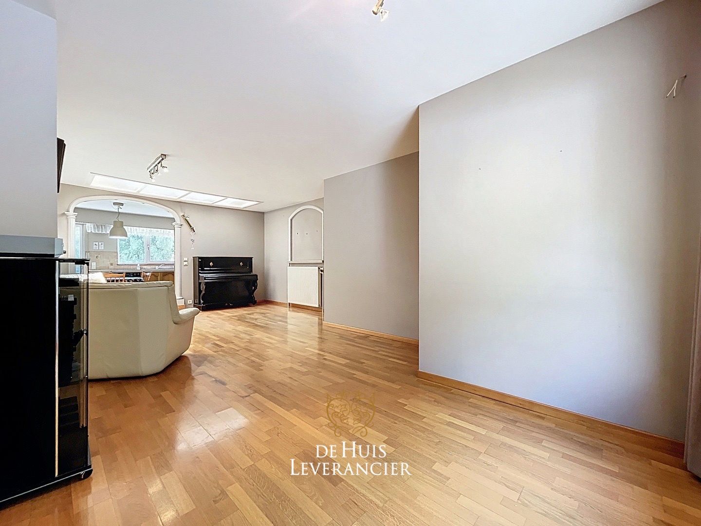 Zeldzame renovatiekans te koop in hartje Noeveren ! Unieke woning met ruimte, groen en grote garage foto 22