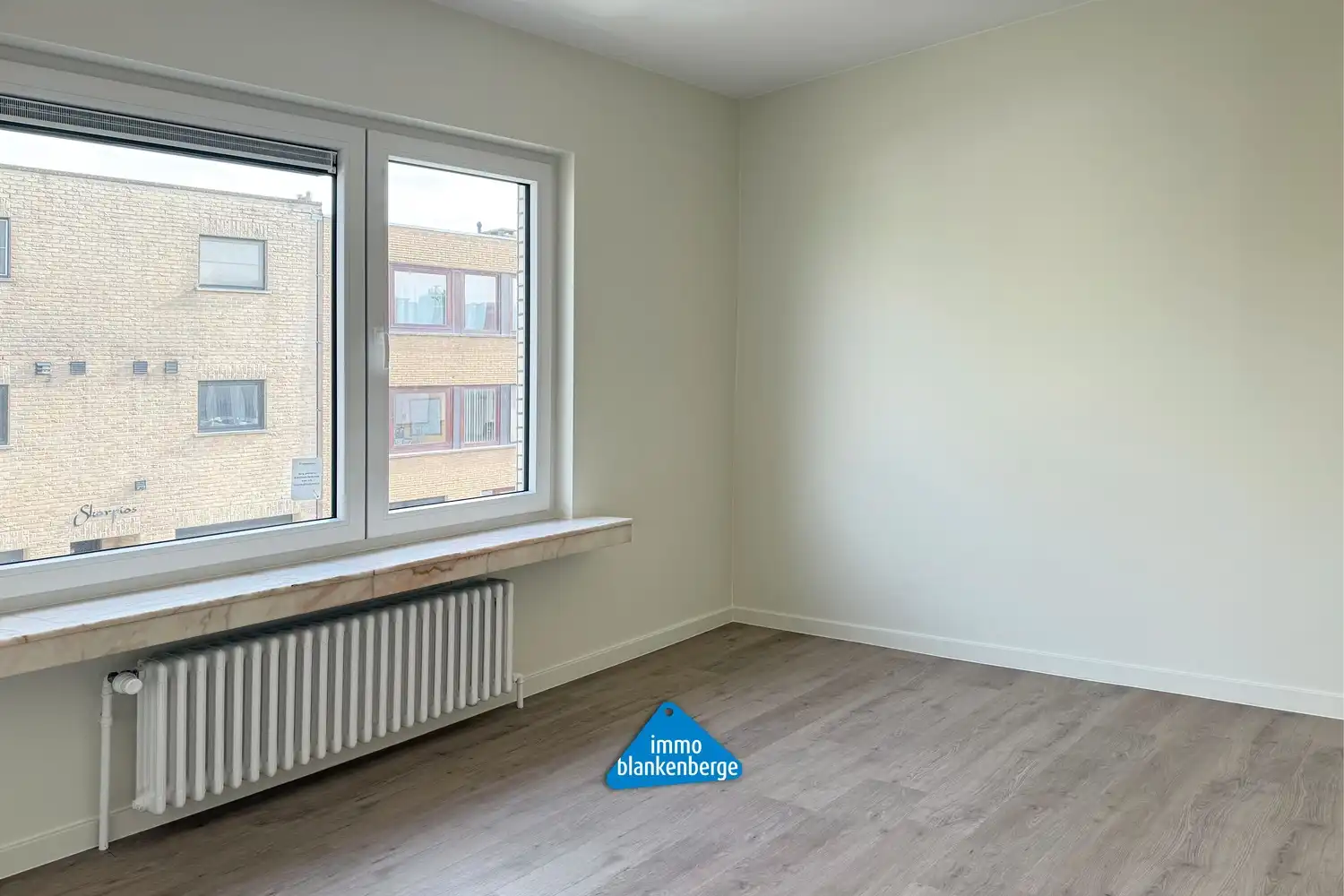 Volledig gerenoveerd ruim 2 slaapkamer appartement foto 8