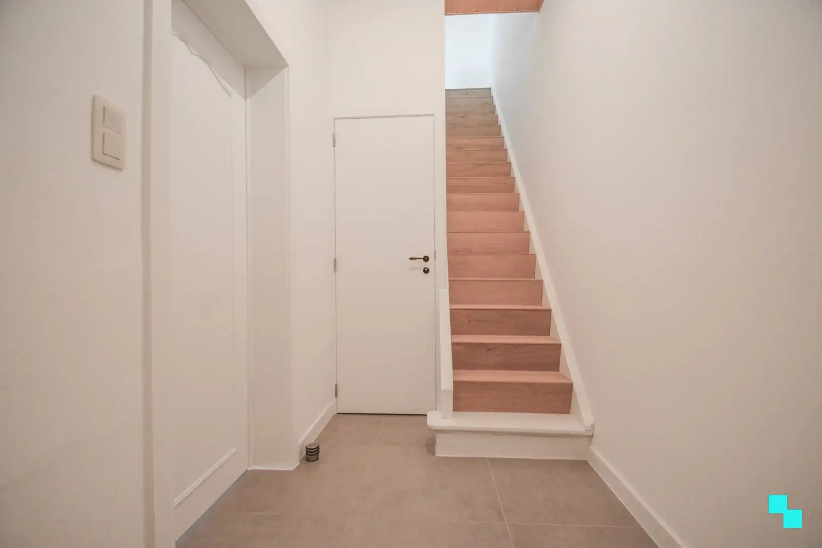 Gerenoveerde woning met twee slaapkamers en ruime garage foto 12