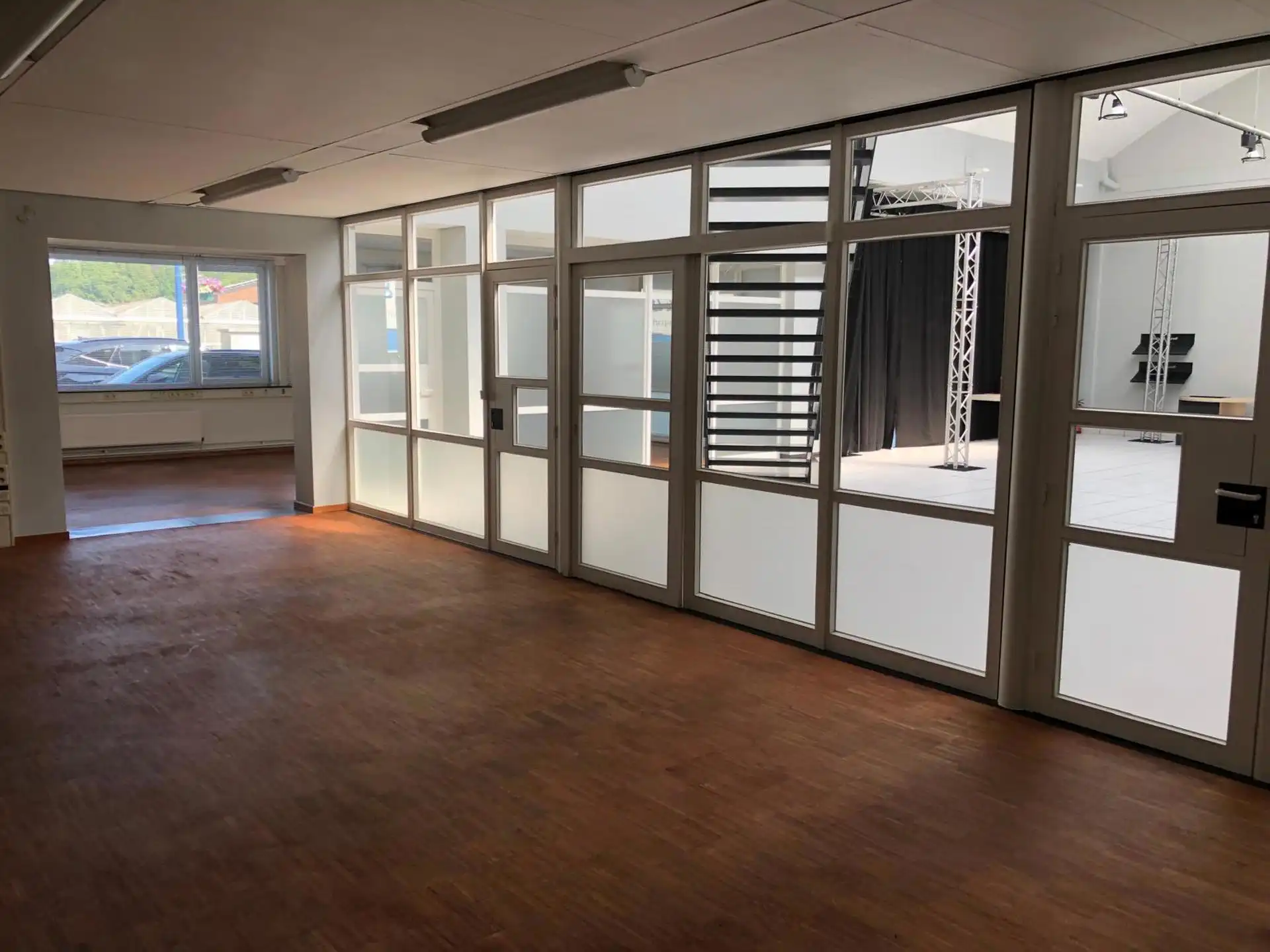 TE HUUR: Showroom + kantoor +/- 365m² foto 3