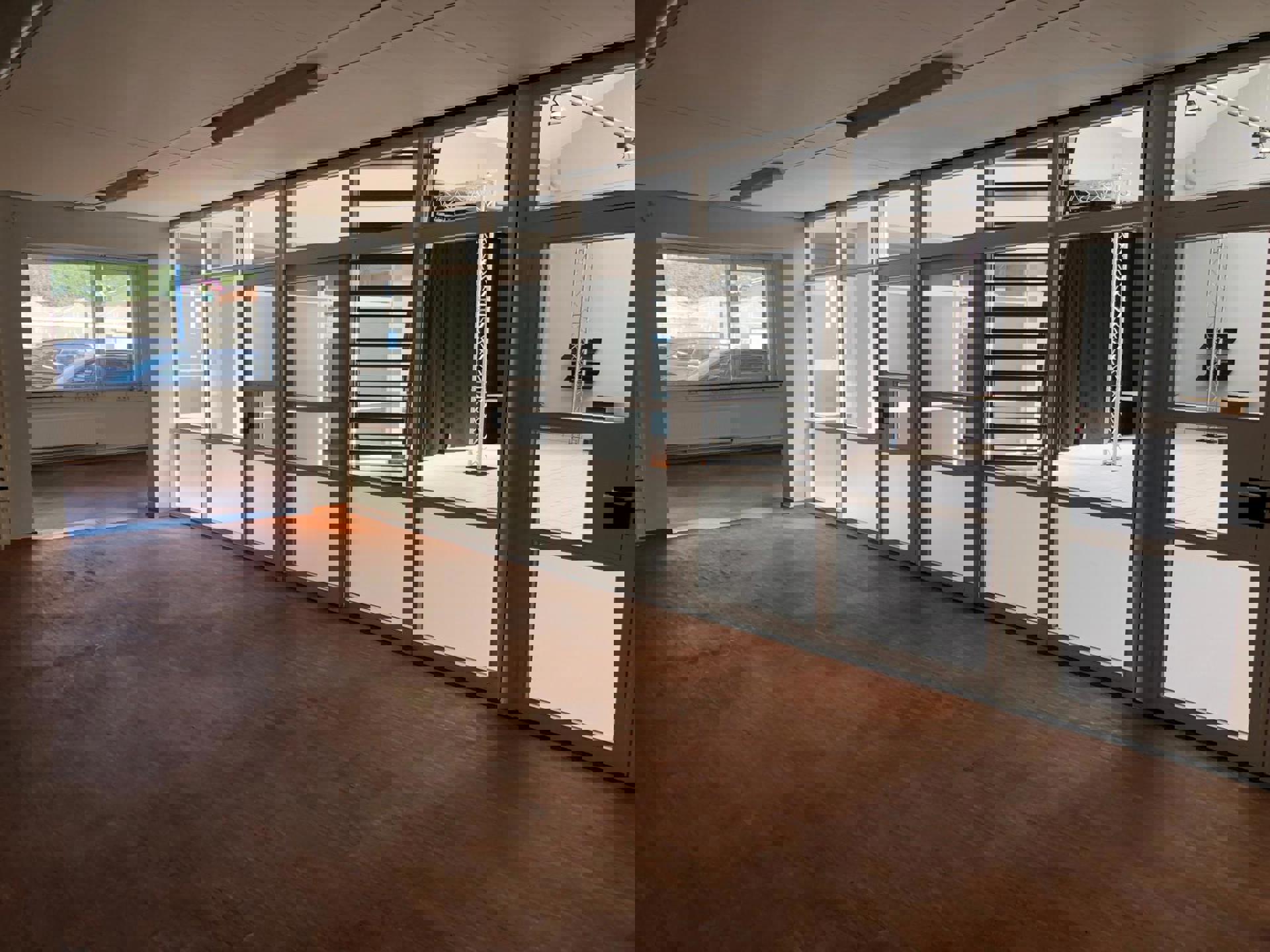 TE HUUR: Showroom + kantoor +/- 365m² foto 3