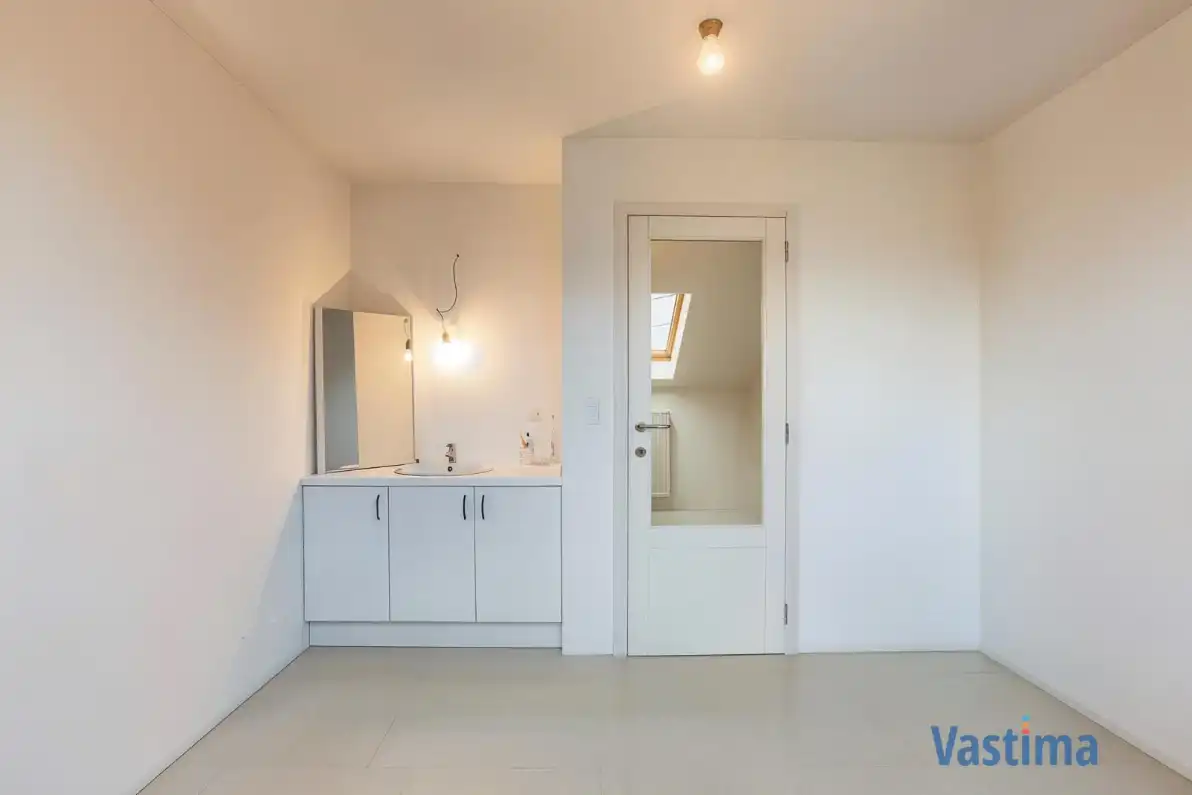 Ruime halfopen gezinswoning met praktijkruimte en tuin foto 19