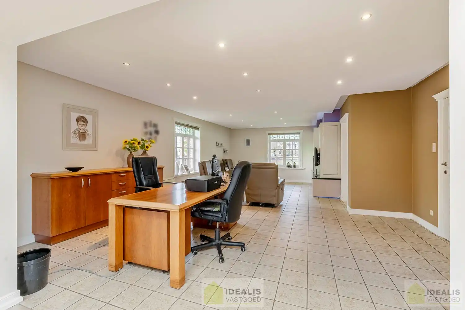 IDEALIS VASTGOED – ROYALE, INSTAPKLARE EN ZEER GOED ONDERHOUDEN GEZINSWONING OP EEN RUIM EN RUSTIG PERCEEL VAN 44A 33CA MET 5 KNAPPE SLAAPKAMERS, HEERLIJKE VERANDA, VRIJSTAANDE GARAGE EN 32 ZONNEPANELEN MÉT CERTIFICATEN ÉN ZONNEBOILER - De woning omvat maar liefst +- 265m² bewoonbare oppervlakte met ruime woonkamer, uitgeruste keuken, 5 slaapkamers, badkamer, vrijstaande garage én 32 zonnepanelen. De woning is rustig gelegen op een perceel met een opp. van 44a 33ca. foto 15