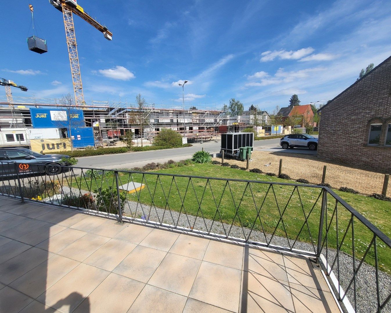 Statig gluurt deze villa naar haar omgeving... foto 21