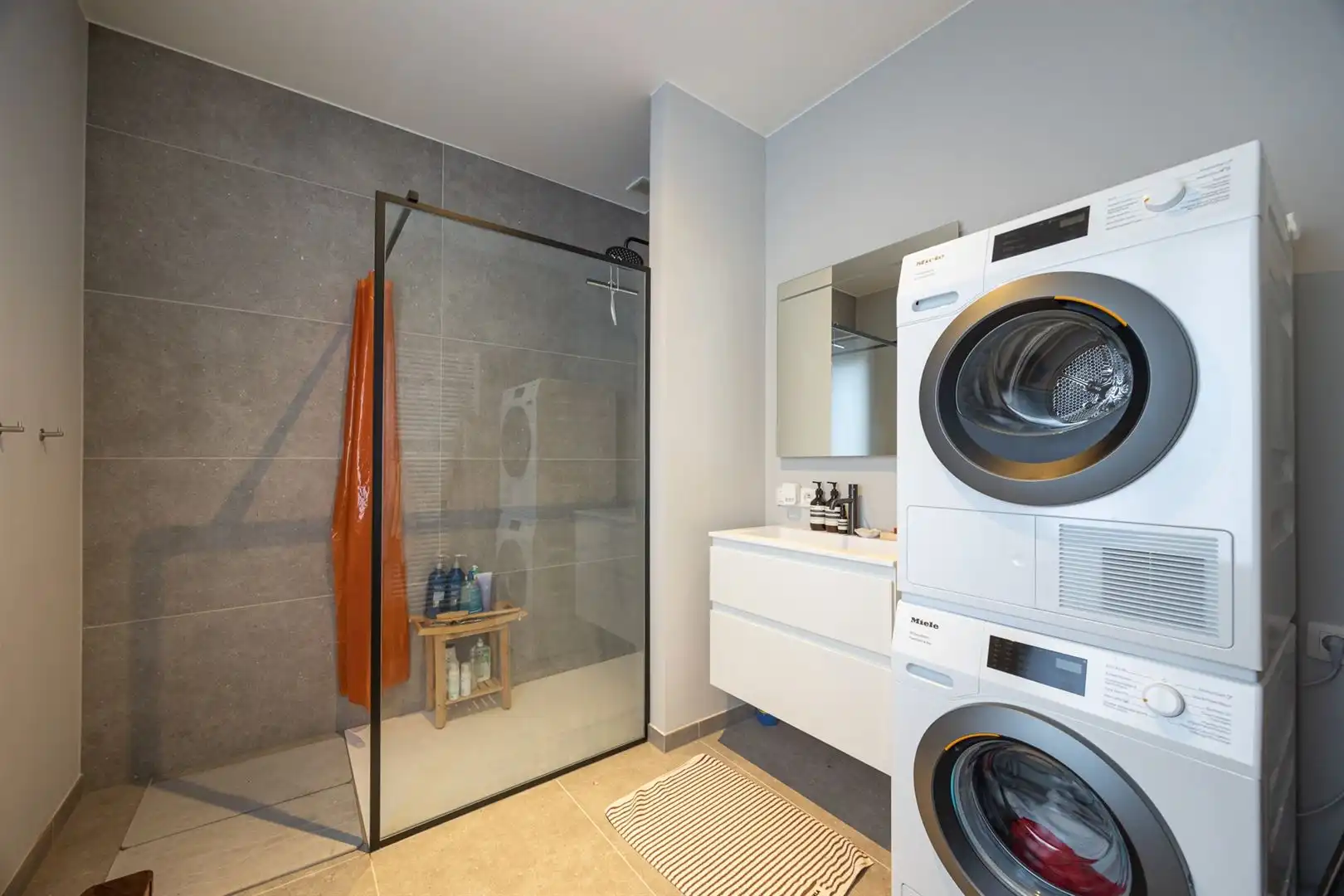 Woning met 2 gerenoveerde appartementen foto 25