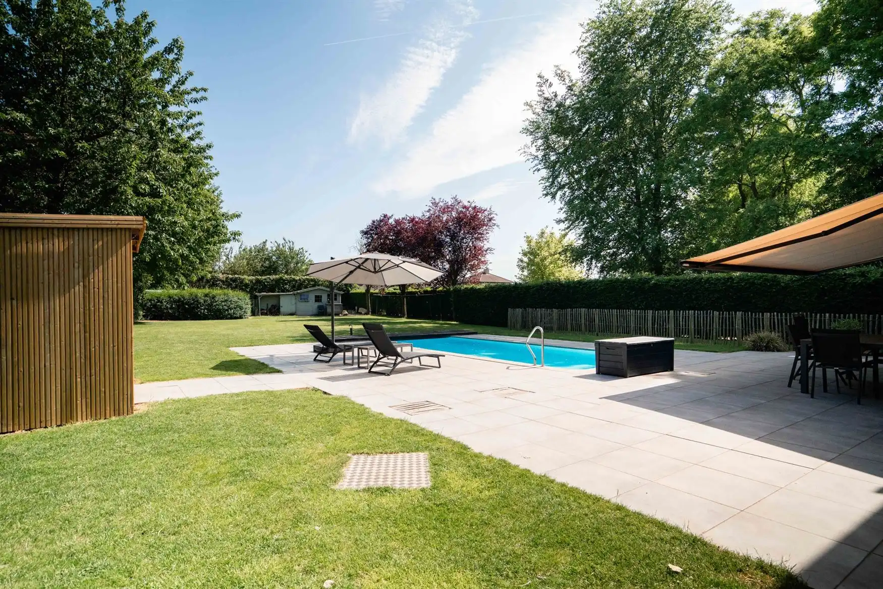 Villa met zwembad op ruim perceel in Deinze foto {{pictureIndex}}