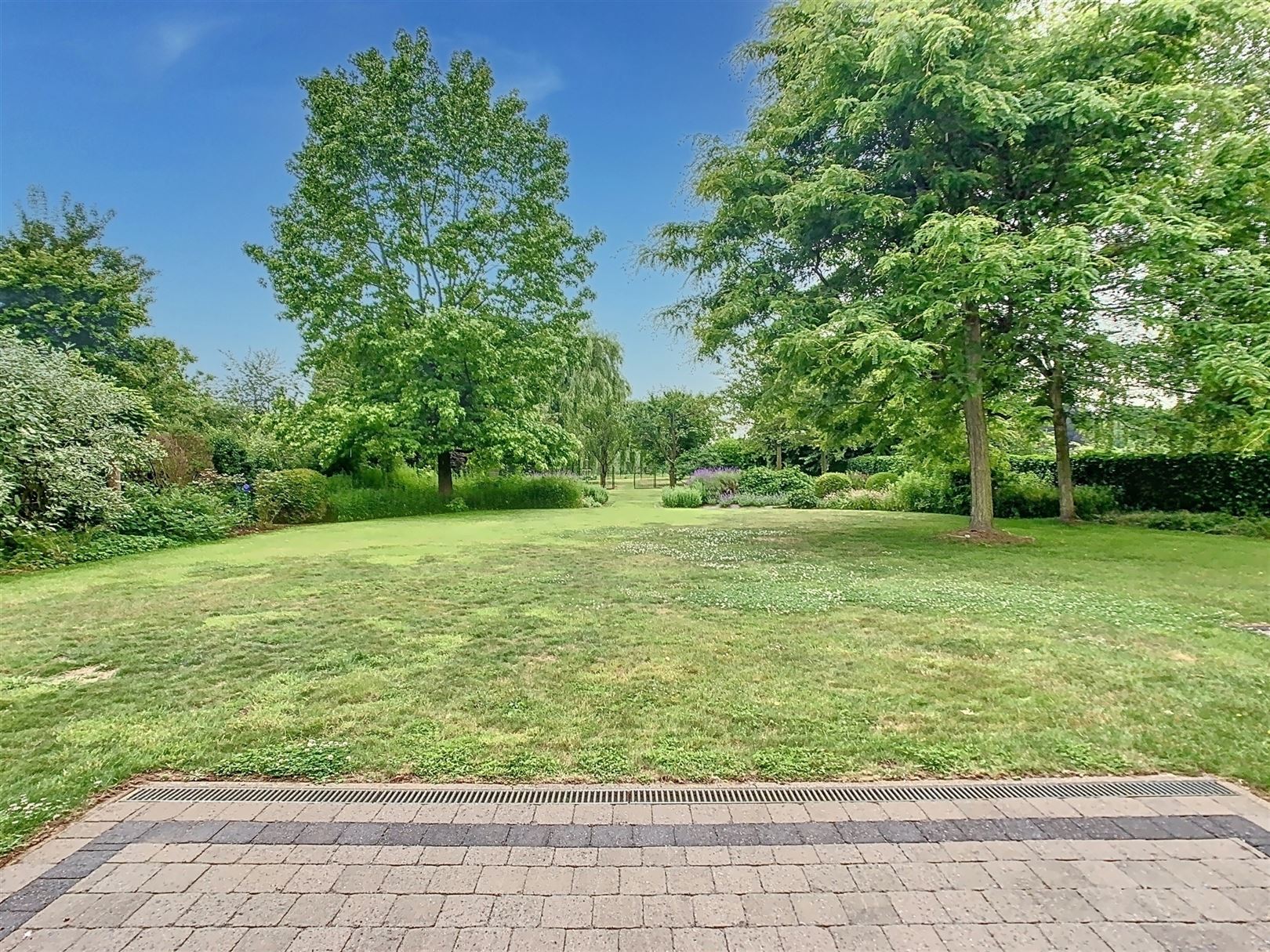Unieke villa met prachtige tuin op 22a foto 5