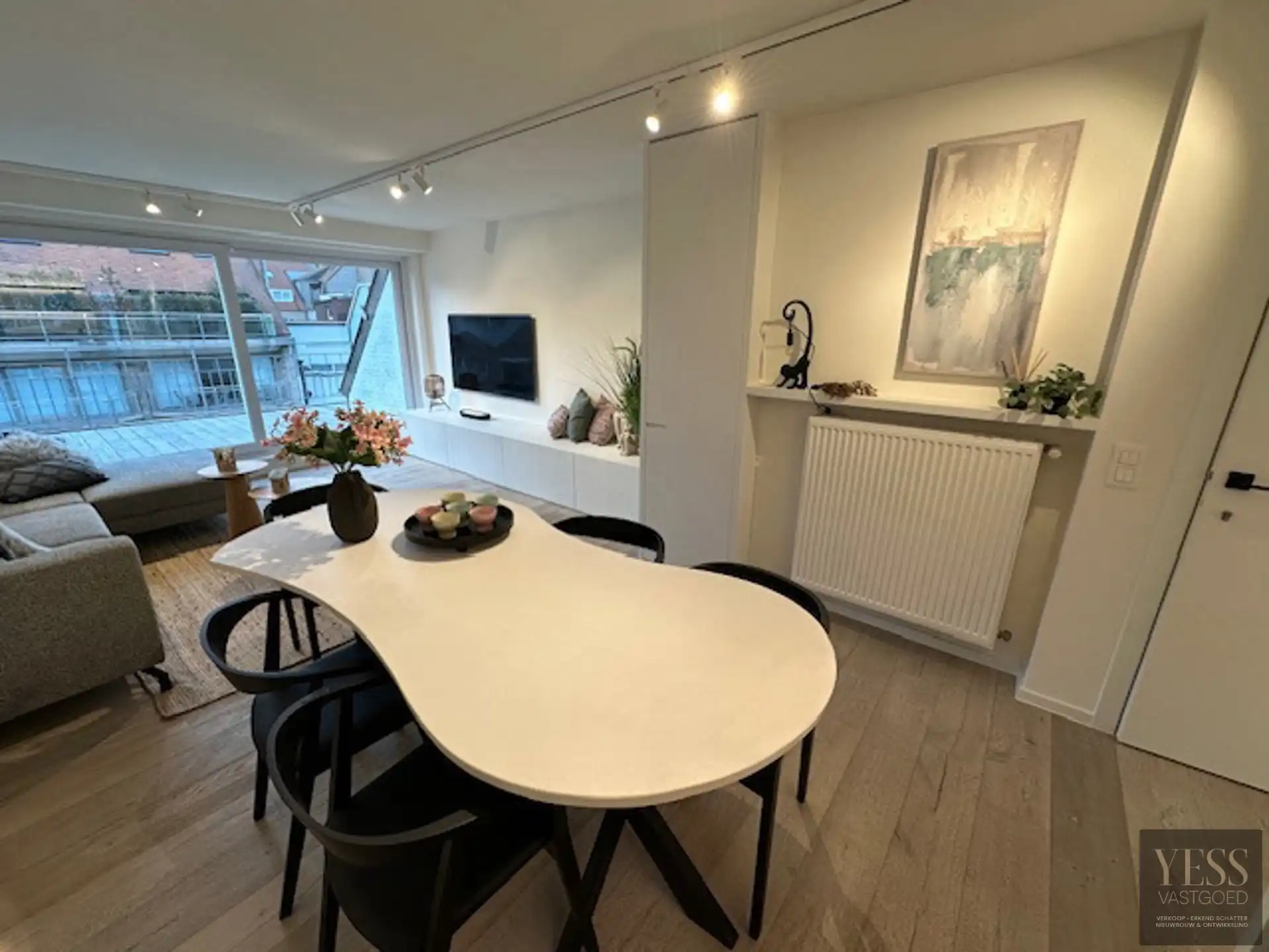 Stijlvol gerenoveerd appartement op een zucht van de zee! foto {{pictureIndex}}