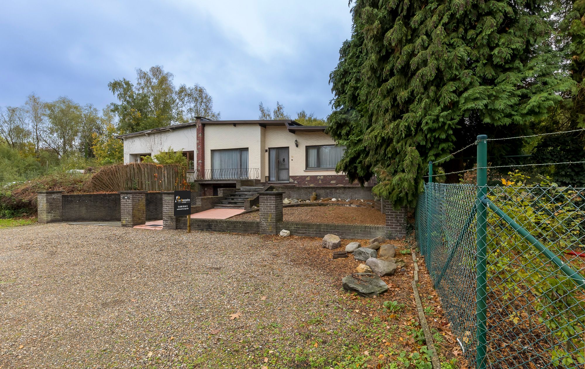 TE KOOP: Te renoveren gezinswoning met ruime tuin in Opglabbeek (Oudsbergen) foto 2