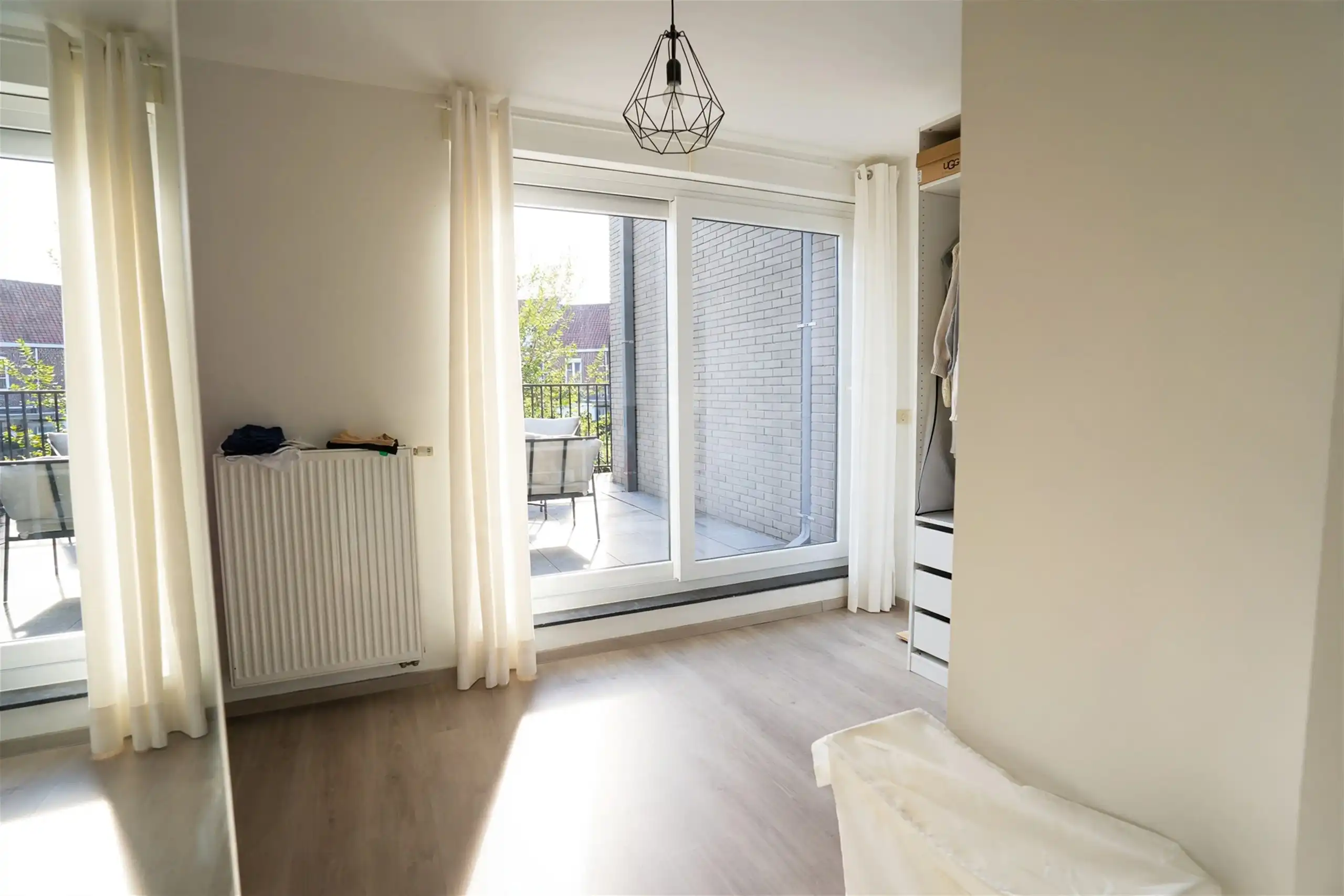 Jonge woning met 2 overrdekte staanplaatsen en kleine tuin foto 14