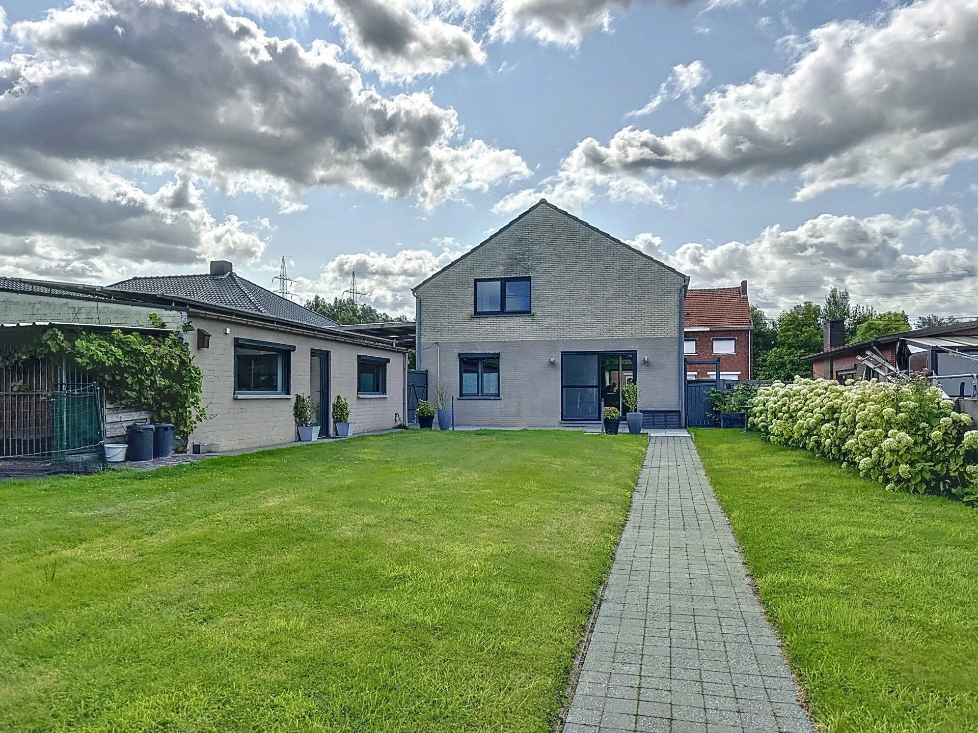Verrassend ruime woning met 5 slaapkamers en 2 badkamers op groot perceel. foto 34