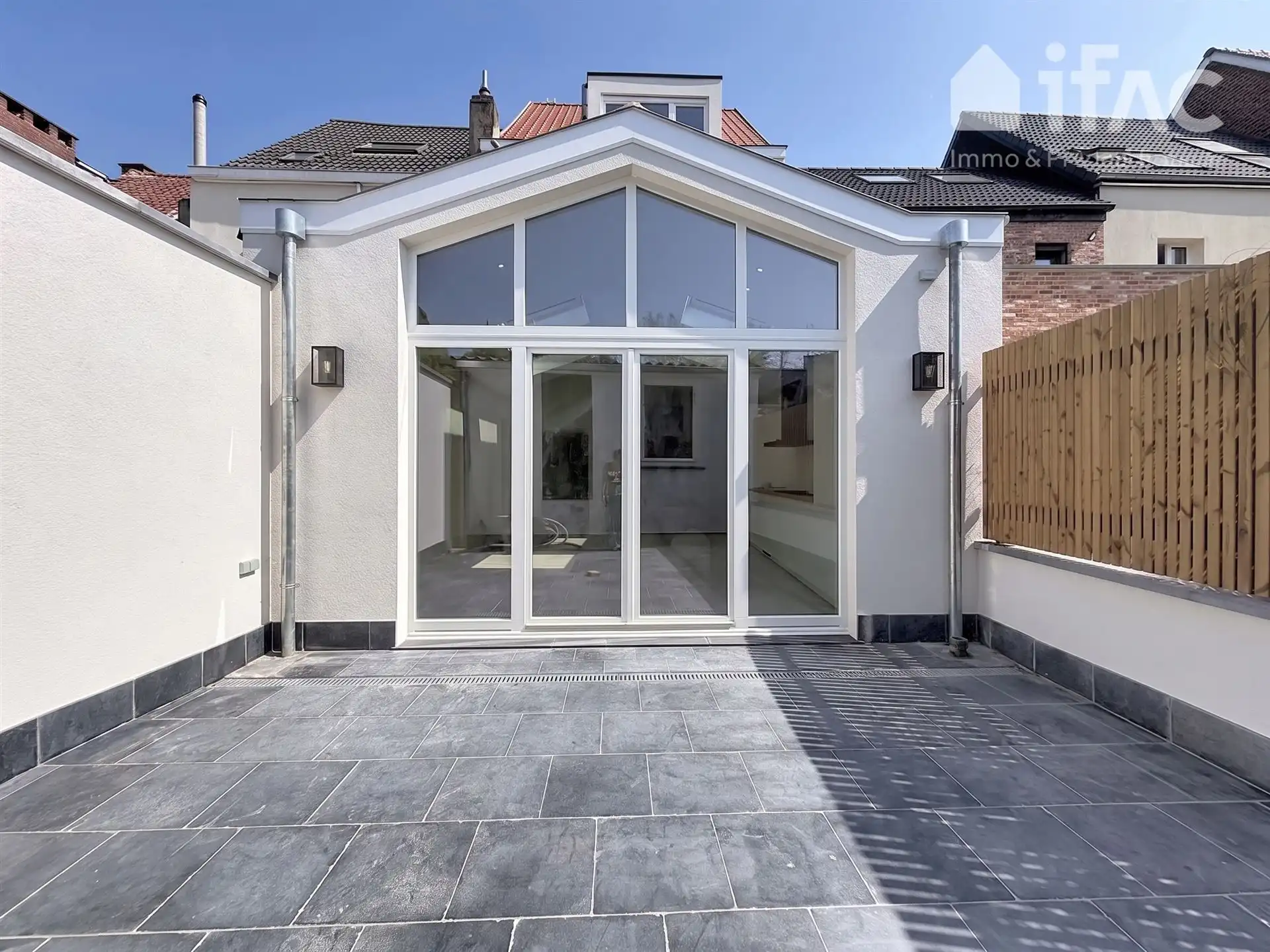 Lichtrijke gerenoveerde rijwoning met zonnig terras foto 17