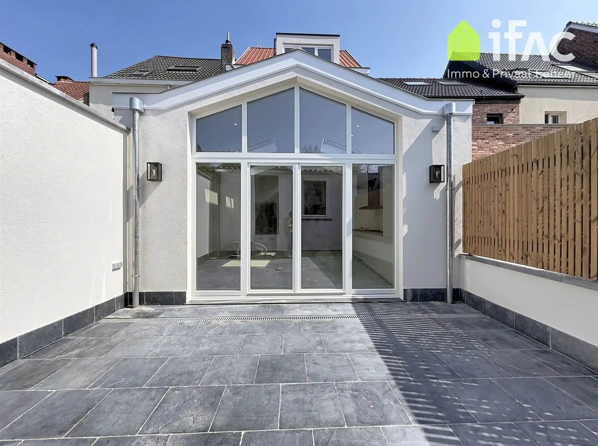 Lichtrijke gerenoveerde rijwoning met zonnig terras foto 17