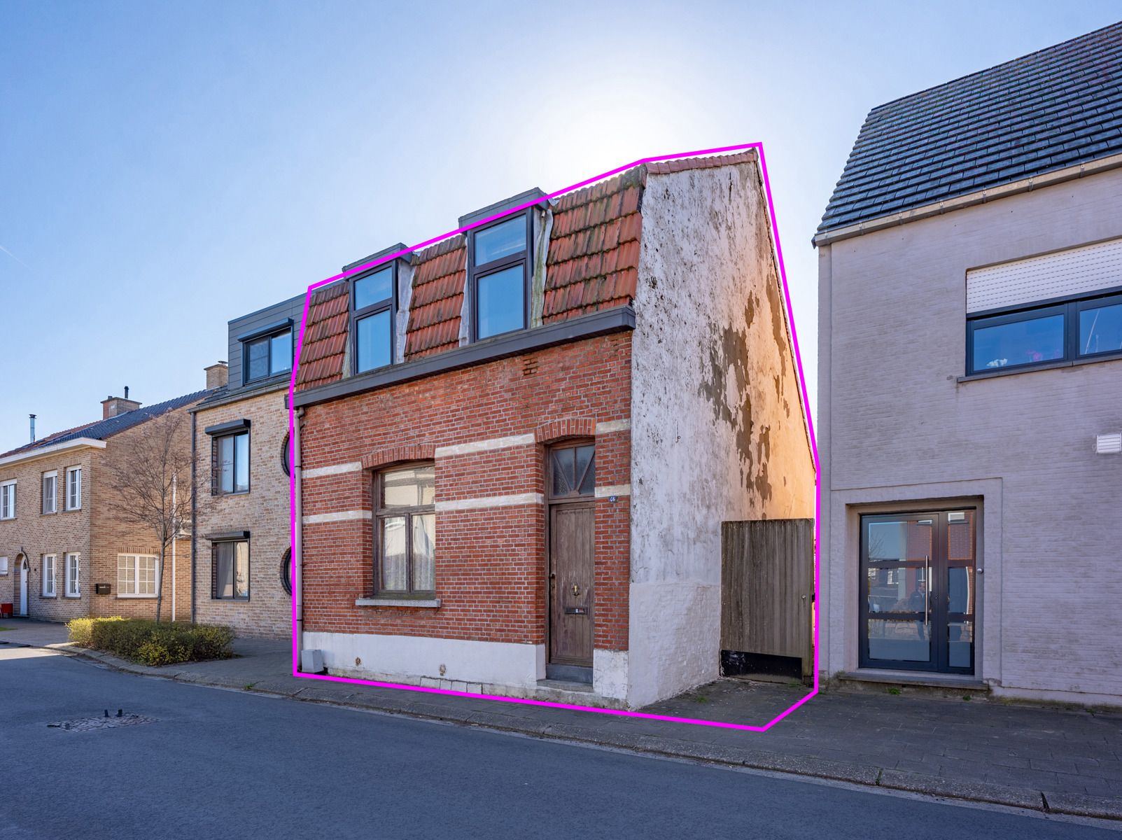 Te renoveren woning met handige zij-ingang en grote tuin foto 2
