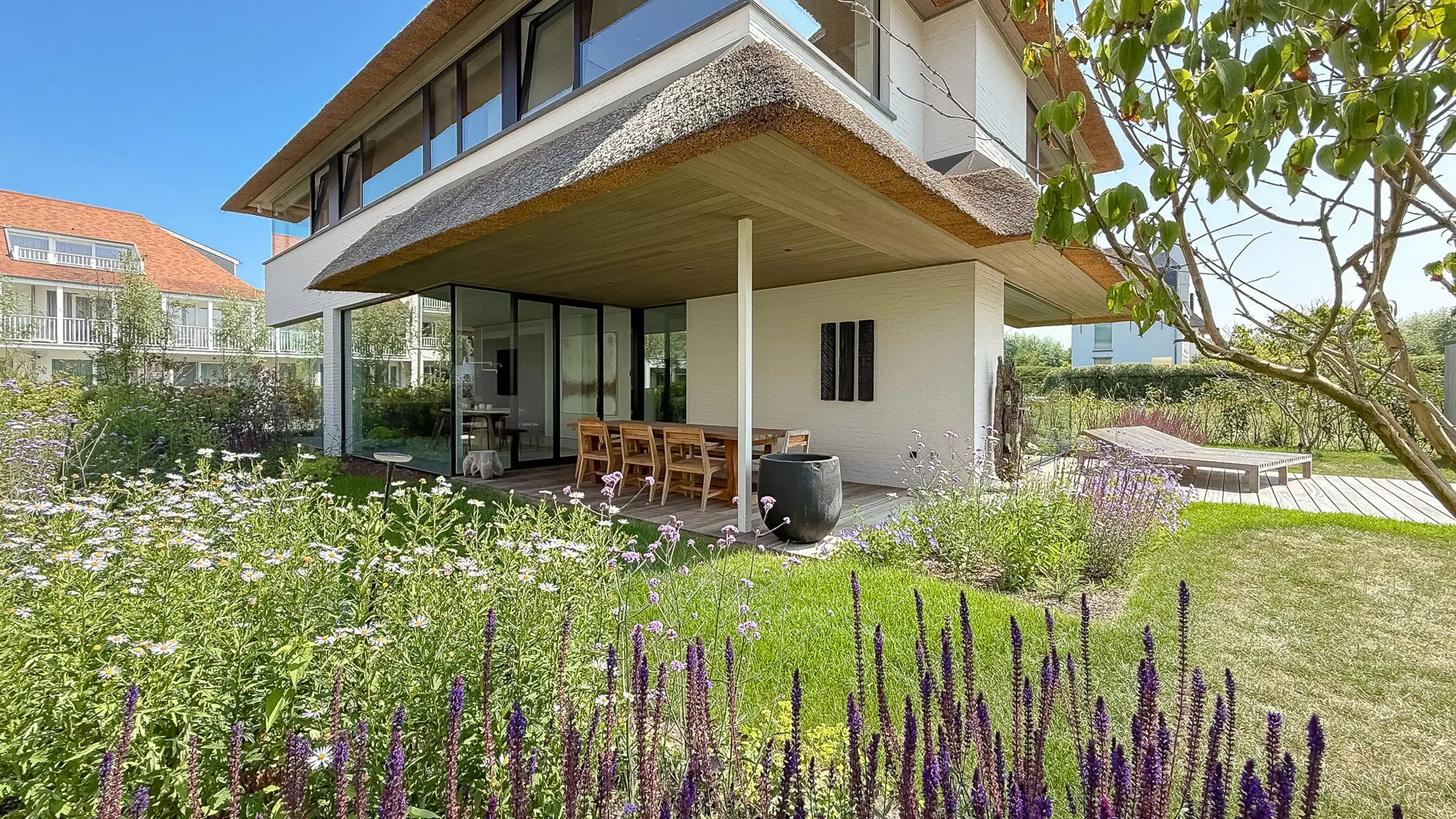 Nieuwbouwvilla met zonovergoten tuin en zwembad -Duinenwater foto {{pictureIndex}}