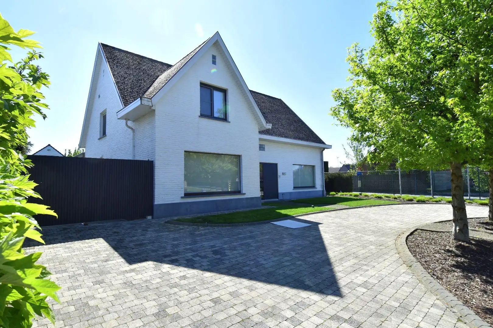 Villa met 4 slaapkamers, zwembad en mooie volumes te koop in Moorsele foto 30