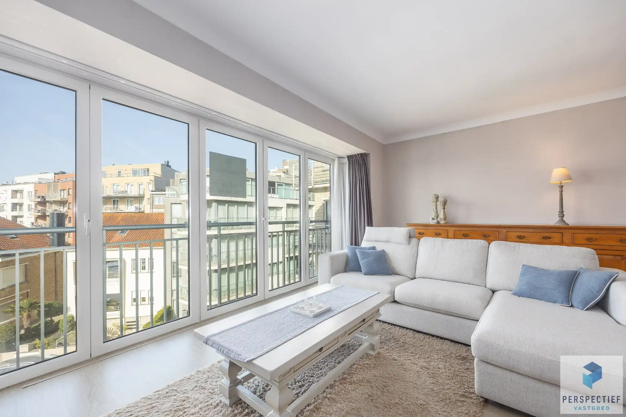 Goed gelegen ruim vernieuwd 2 slaapkamer appartement met terras en grote berging. foto 8