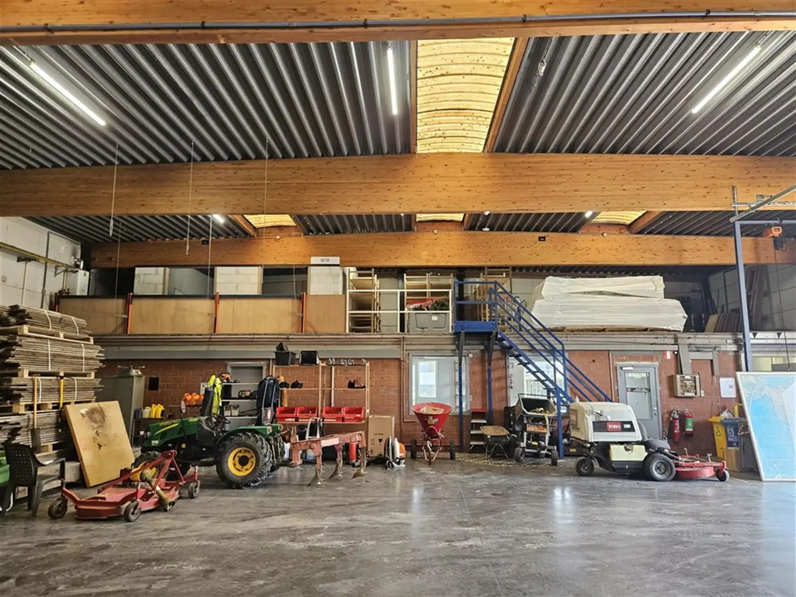 Semi-industrie met verhard terrein foto 8