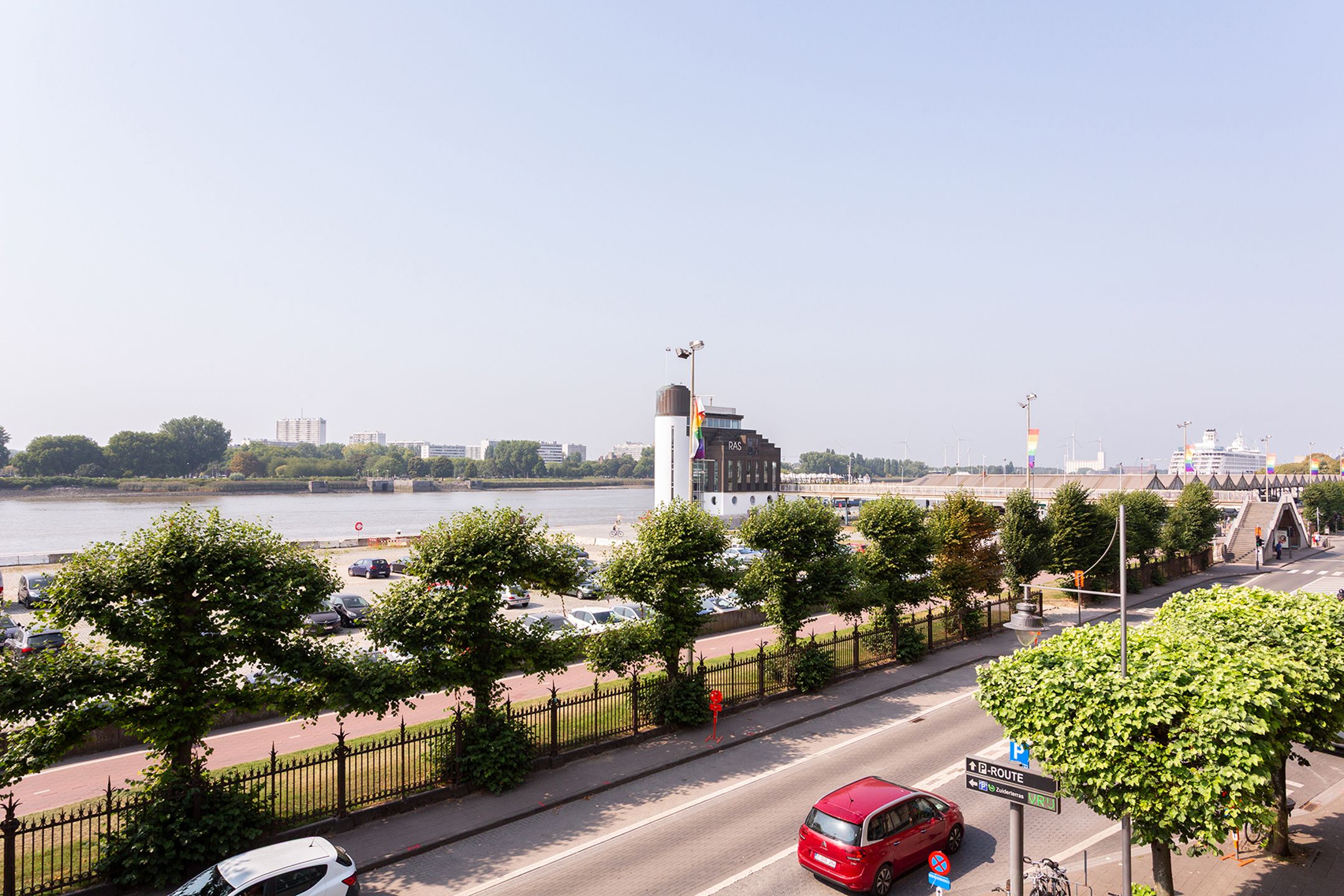 Prachtig hoekapp (161m²) met zicht op de Schelde en met terras foto 17
