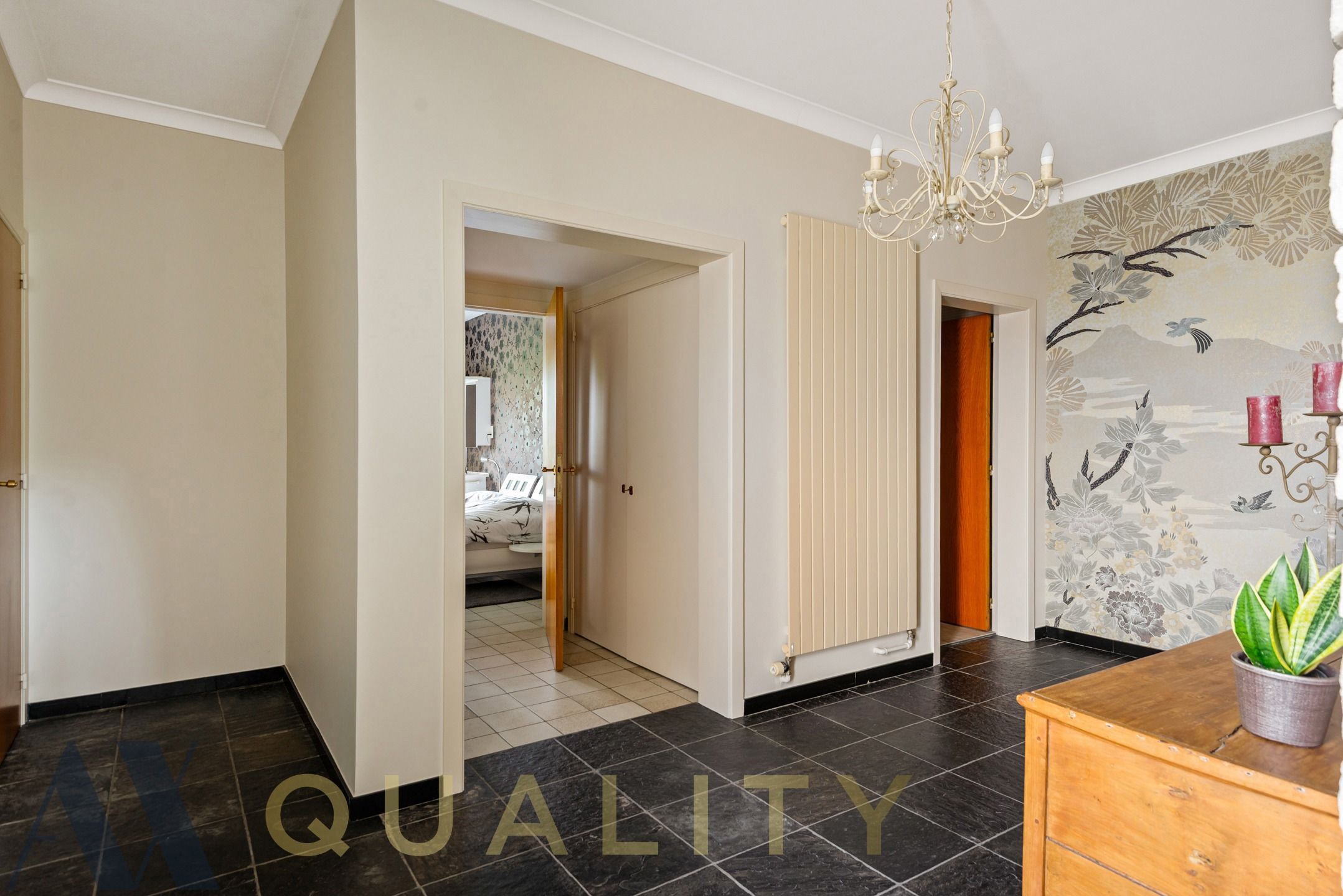 Instapklare villa/bungalow met aansluitend een kantoorruimte/handelsgelijkvloers op ruim perceel van +/- 30 are. Meerdere parkeerplaatsen foto 15