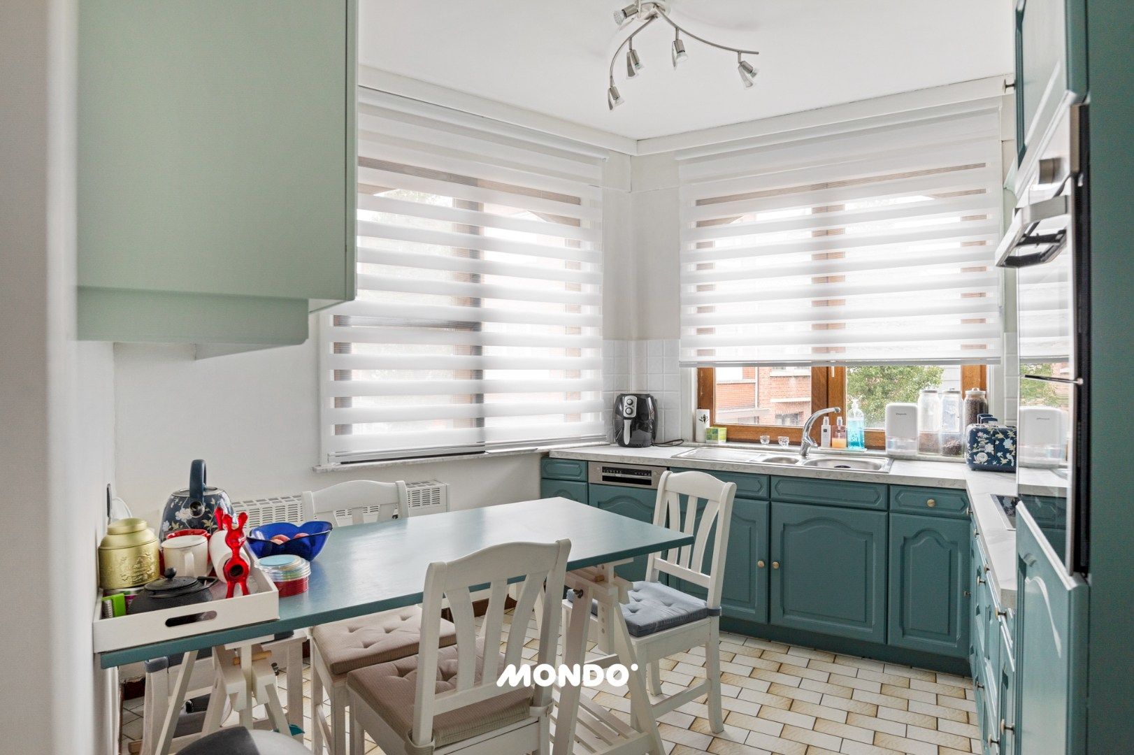 Instapklaar en ruim appartement met 3 slaapkamers, terras en garage in hartje Hemiksem foto 6