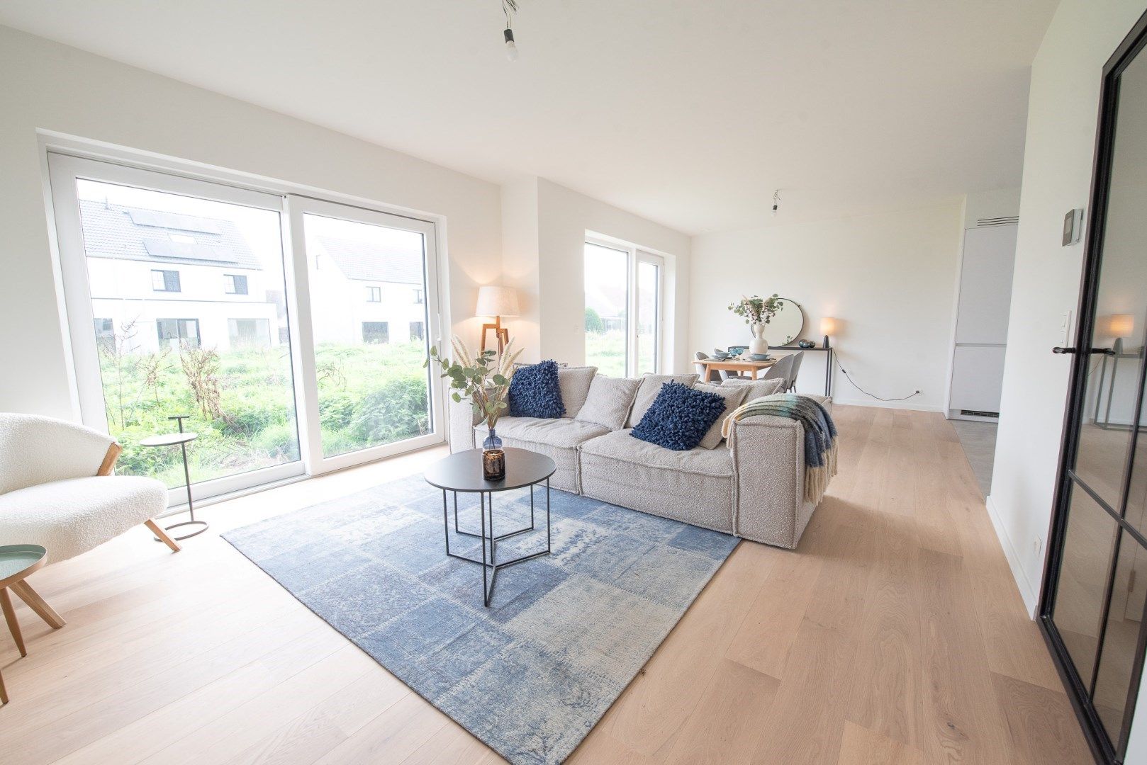 Energiezuinige halfopen woning met 3 ruime slaapkamers TE KOOP in doodlopende straat te Desselgem. foto 2