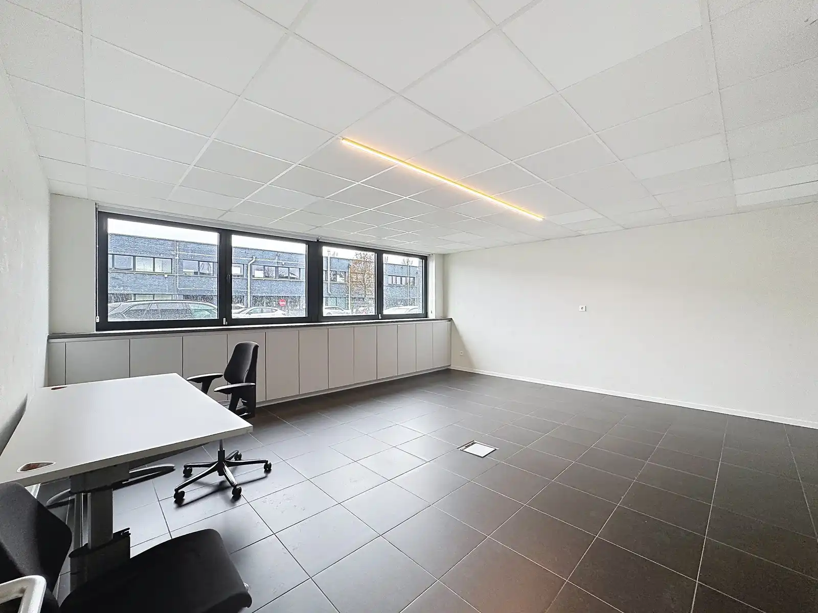 Instapklare & betaalbare KANTOORRUIMTEN (300m²) te huur met 8 aangelegde, private parkings voor de deur. Ideale uitvalsbasis (E40/E403 en A11)! foto 6