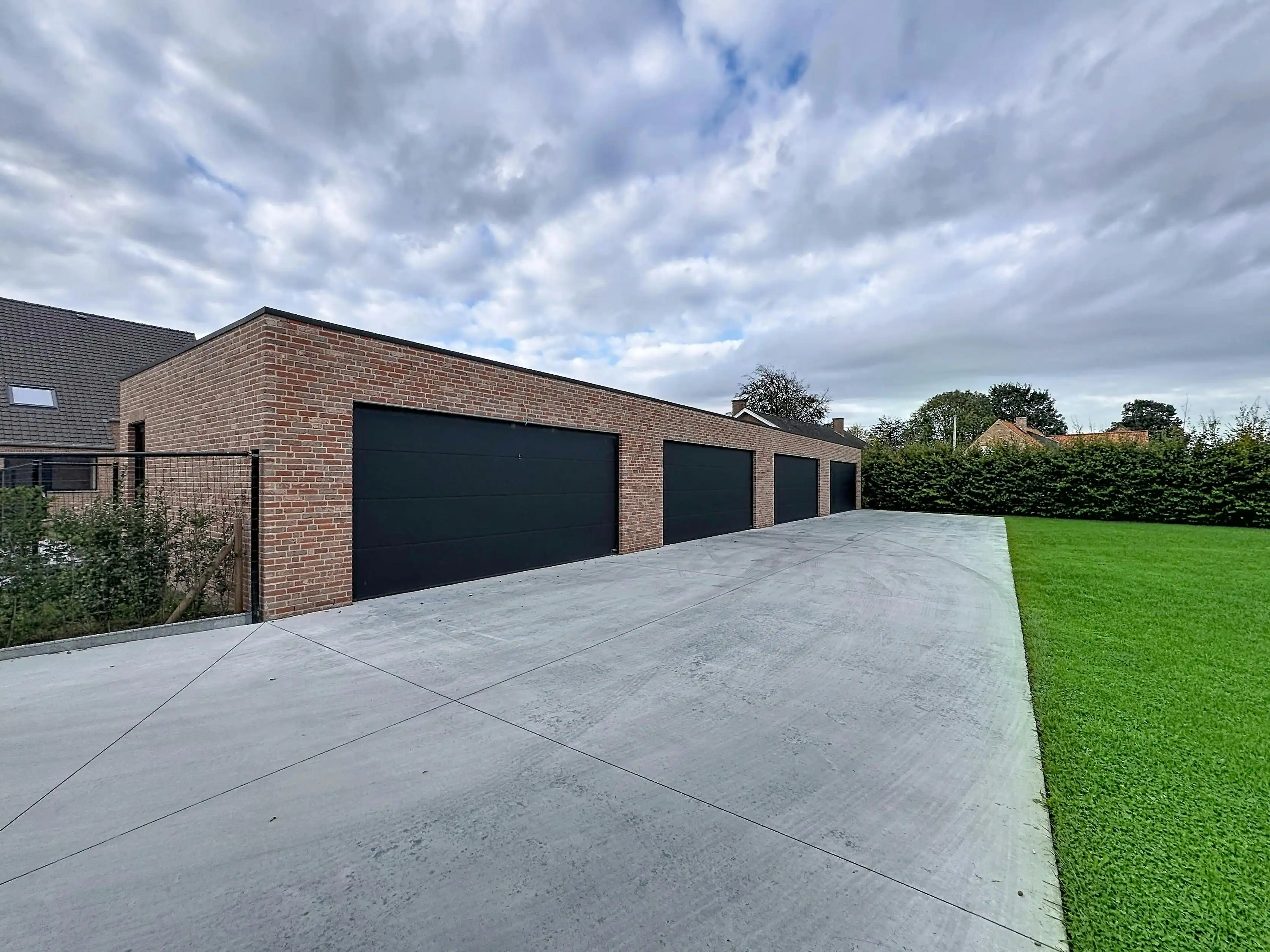 Halfopen huis te koop in Ieper met 3 kamers en dubbele garage foto 8