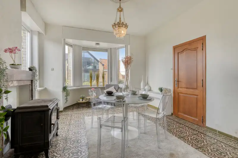 Charmante halfopen woning met authentieke elementen en prachtig zicht op de weilanden foto 4