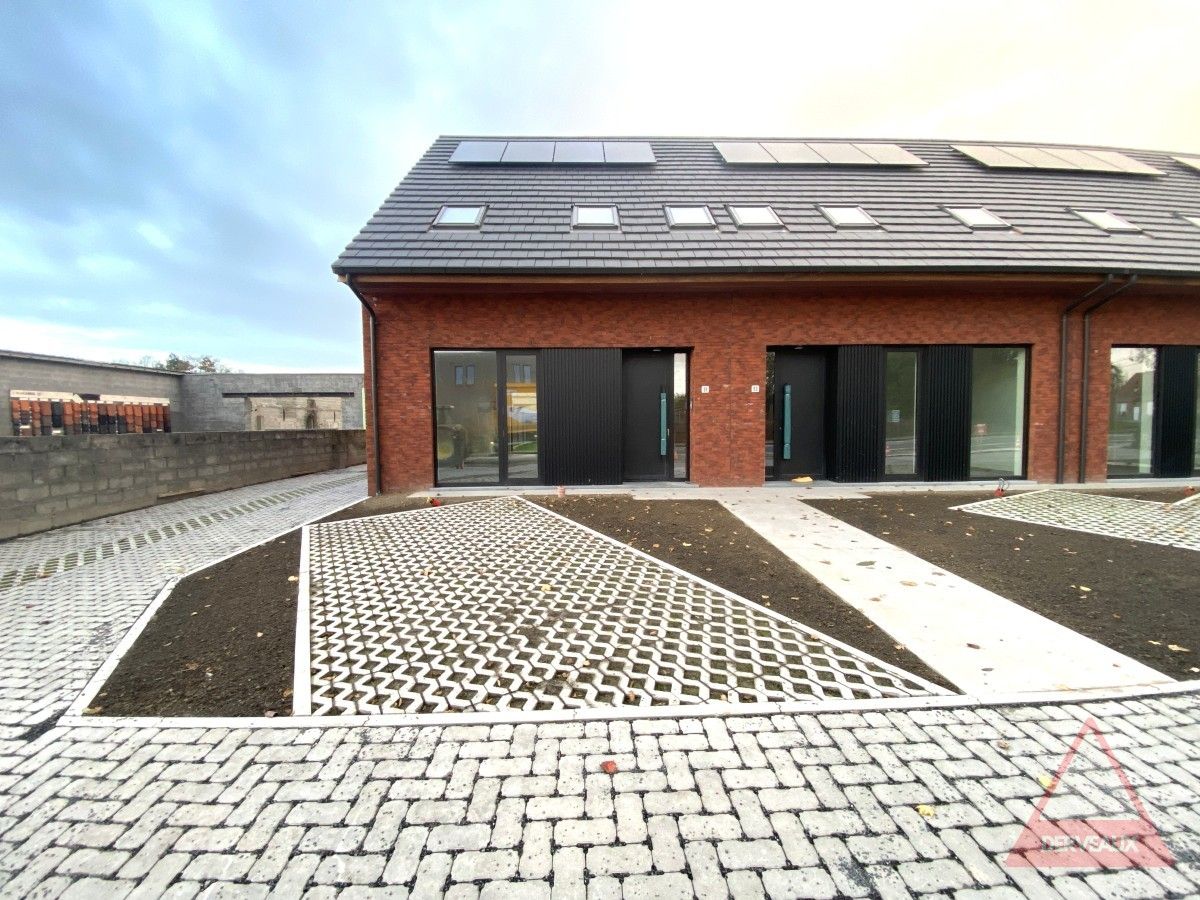 Zonnebeke – Nieuwbouwwoning met garage en 2 parkeerplaatsen foto {{pictureIndex}}