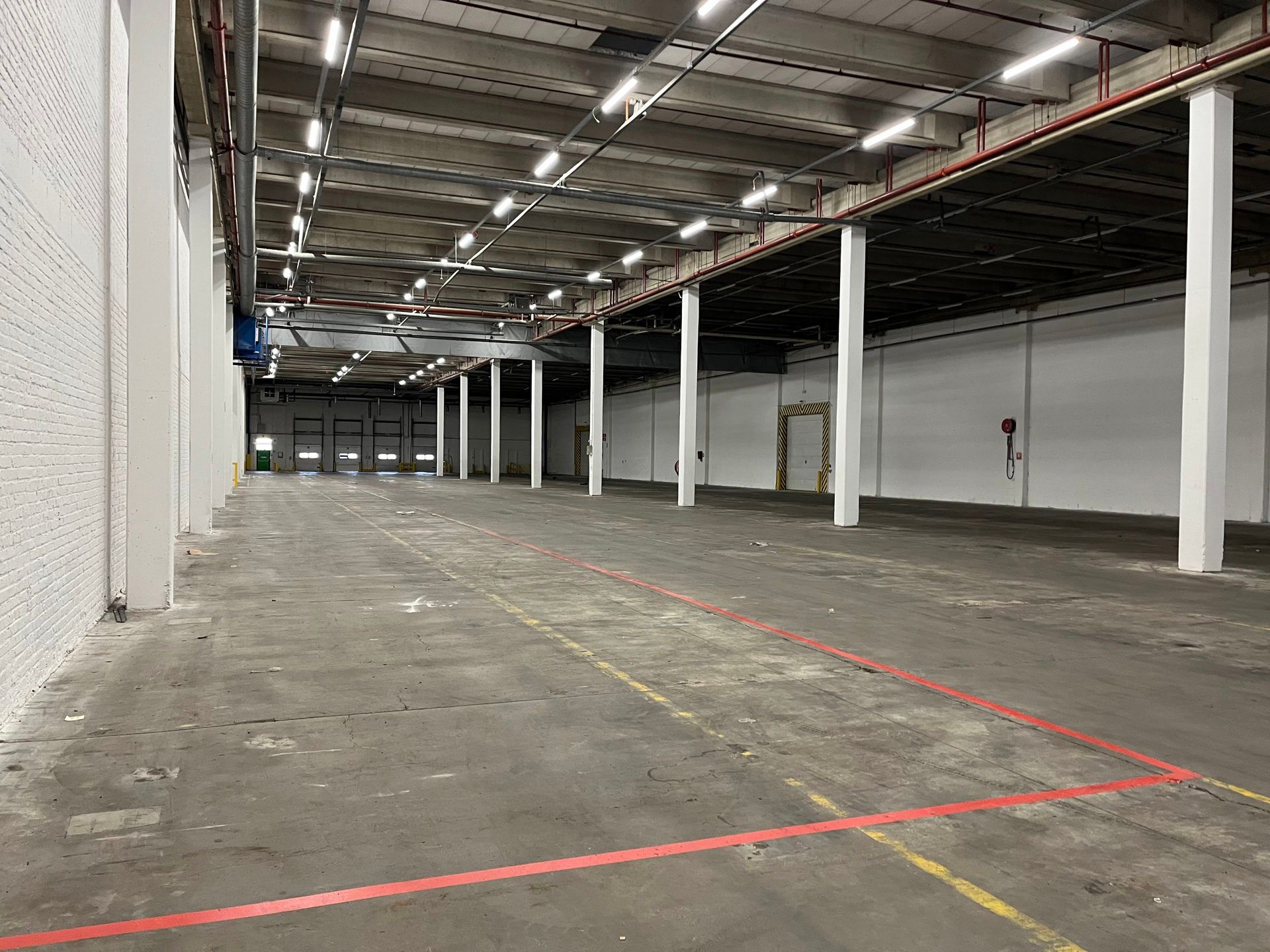 Magazijnen met kantoor en ruime parking te huur foto 5