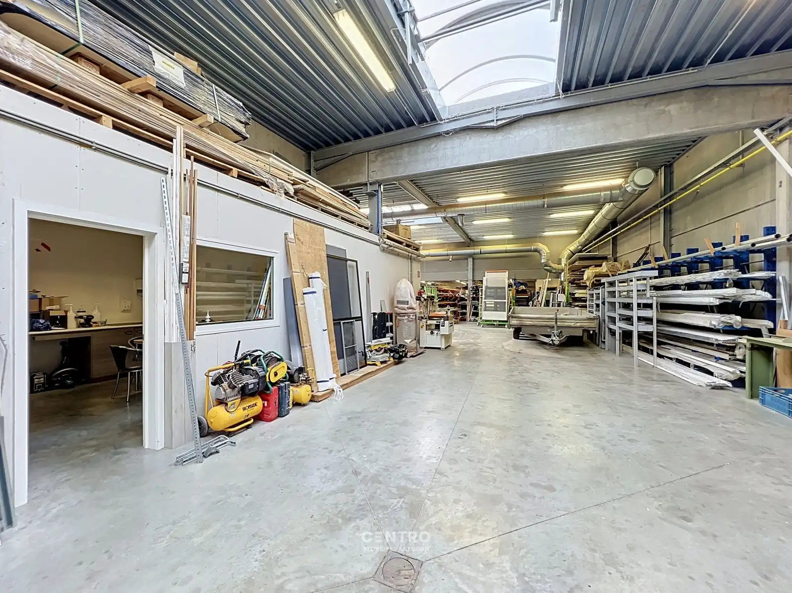 Veelzijdig bedrijfspand met ruim MAGAZIJN, TOONZAAL, KANTOREN EN COMFORTABELE WONING op 1.746 M²! foto 14