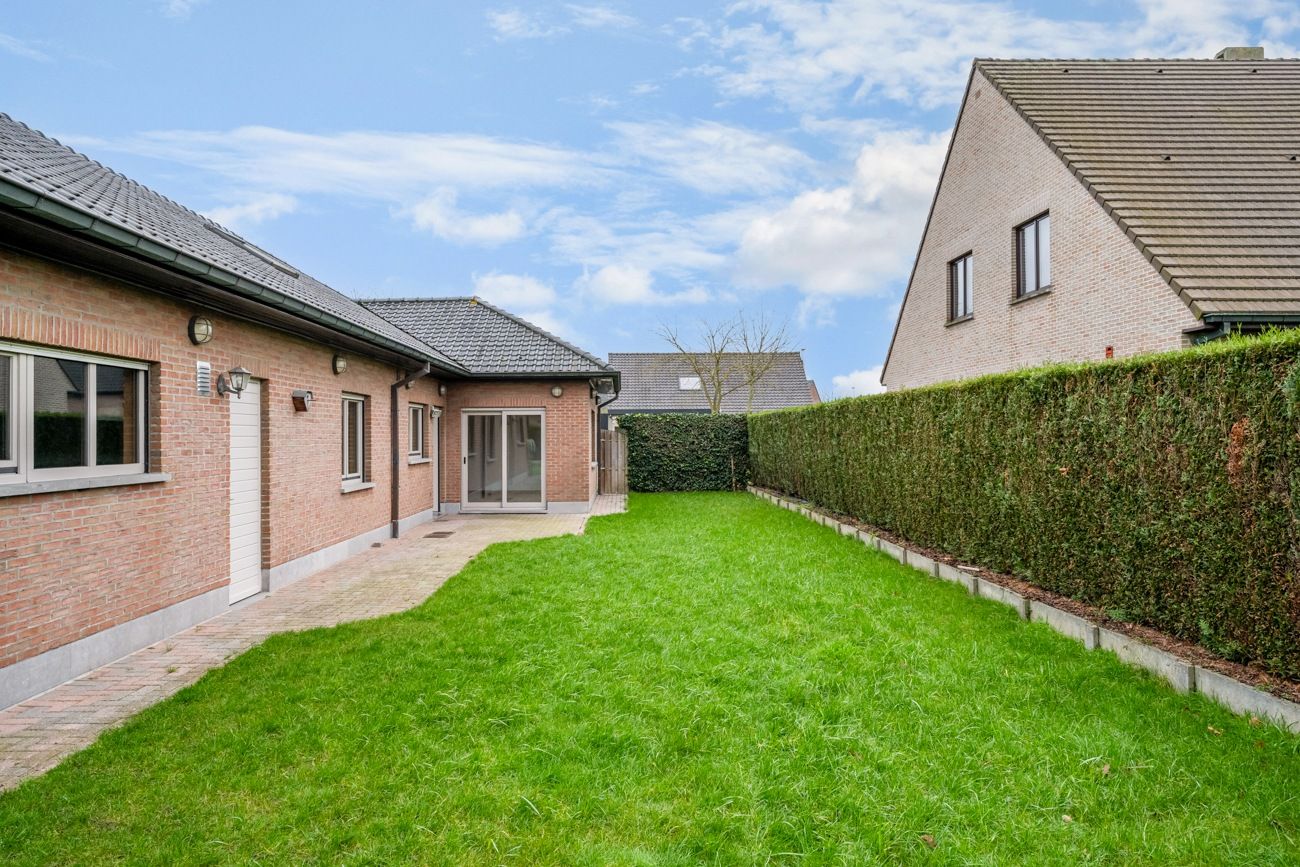 Degelijke alleenstaande villa met ZES slaapkamers en ruime inpandige dubbele garage op residentiële toplocatie nabij het centrum van Lochristi! foto 5