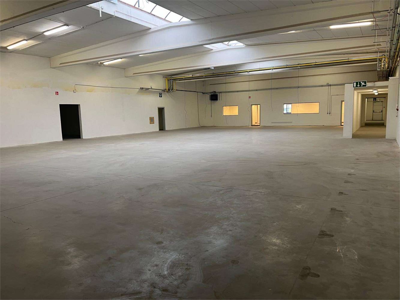 MODERNE MAGAZIJNEN MET KANTOOR EN PRIVEPARKING NABIJ E40 foto 3