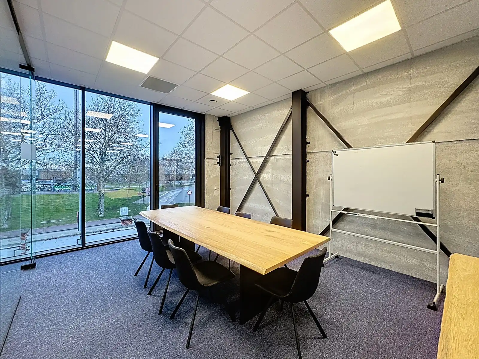 Instapklare en bemeubelde KANTOORRUIMTE (150m² op 1°V.) met berging en 2 autostaanplaatsen in de kelder. Op een boogscheut van het centrum van Brugge/expresweg. foto 3