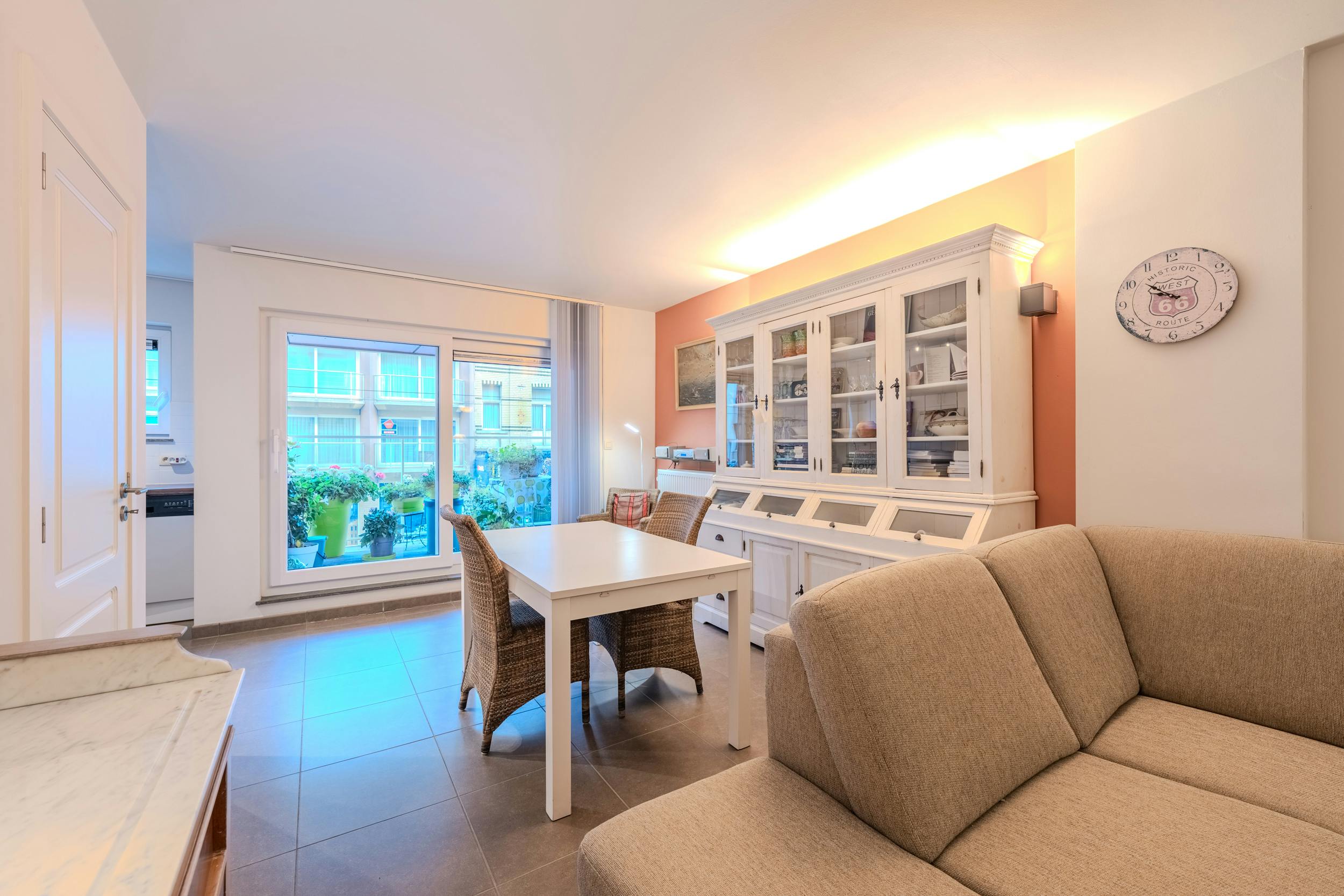 Ruim appartement met 2 slaapkamers vlakbij de Zeedijk ! foto 4